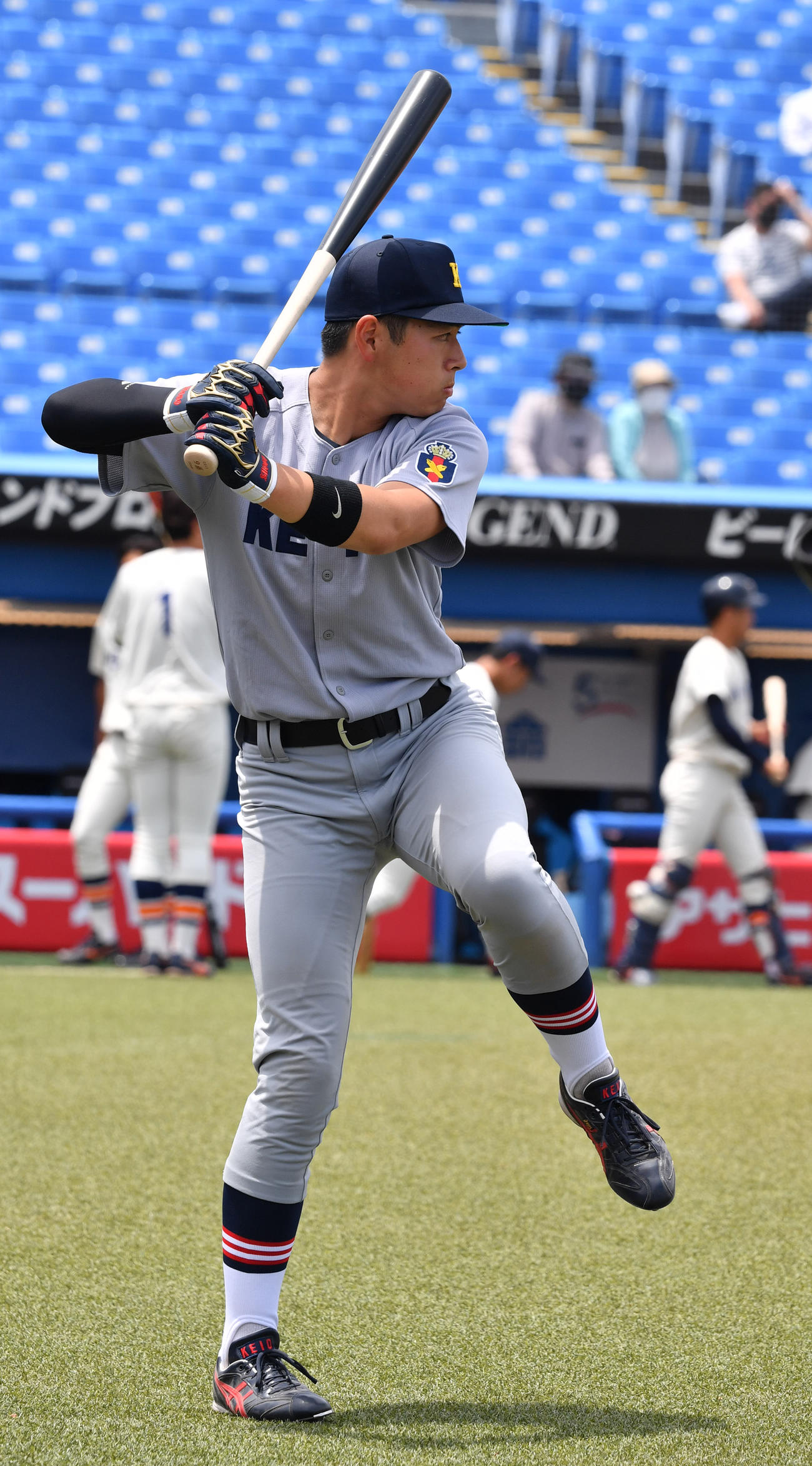 決勝戦慶大対法大　初スタメンで出場する慶大・清原正吾は素振りする（撮影・柴田隆二）
