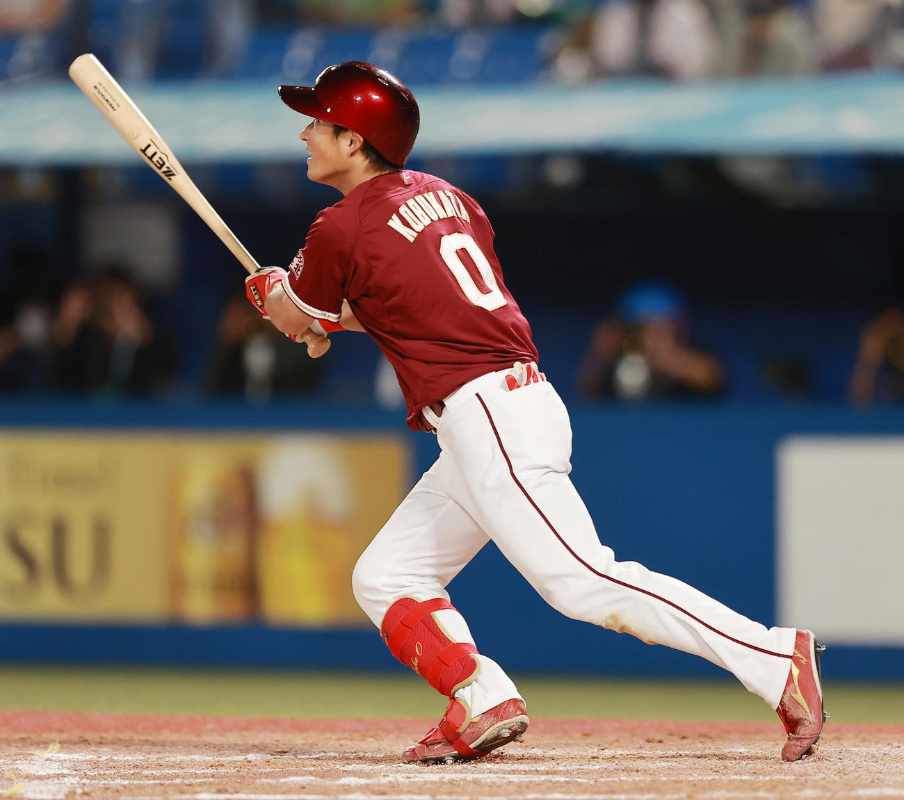 ヤクルト対楽天　9回表楽天1死、右越え本塁打を放つ小深田（撮影・野上伸悟）