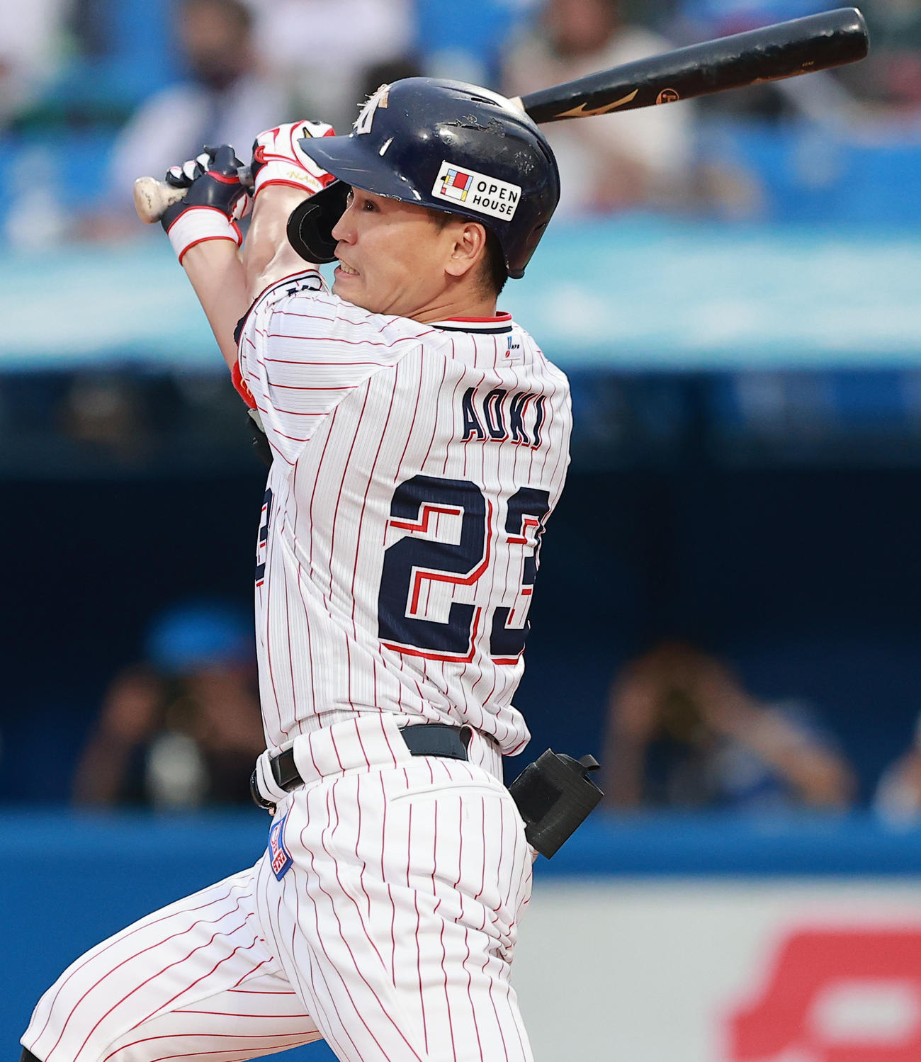 ヤクルト対楽天　3回裏ヤクルト2死、左越え1号本塁打を放つ青木（撮影・野上伸悟）