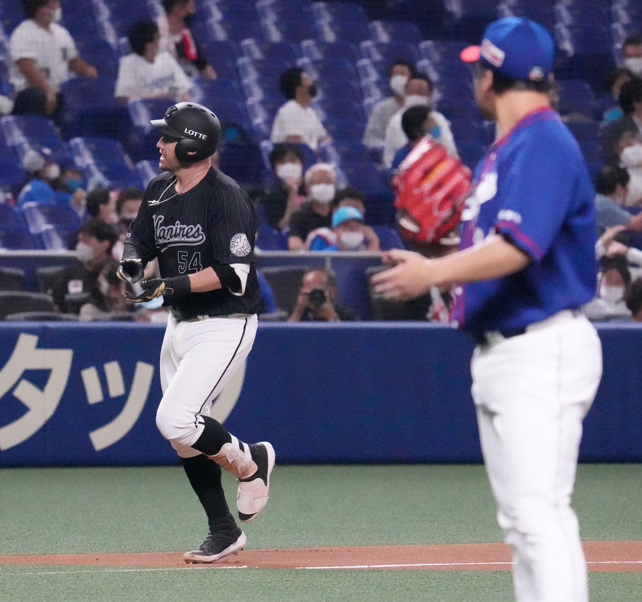 中日対ロッテ　7回表ロッテ無死一塁、左越え2点本塁打を放ったレアード（撮影・森本幸一）
