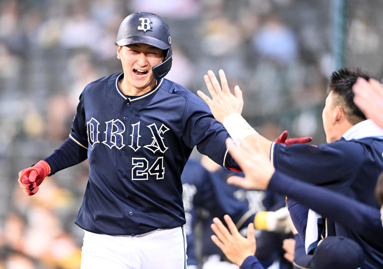 阪神対オリックス　8回表送オリックス1死一塁、紅林は中越え勝ち越し2点本塁打を放ち、笑顔を見せる（撮影・前岡正明）