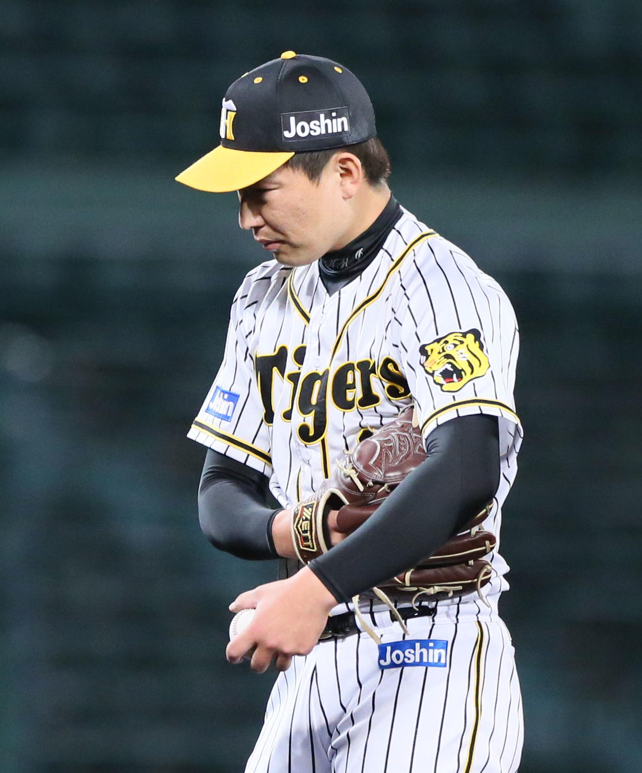 阪神対オリックス　8回表オリックス1死一塁、岩崎は紅林（中央）に中越え2点本塁打を浴びる（撮影・上山淳一）