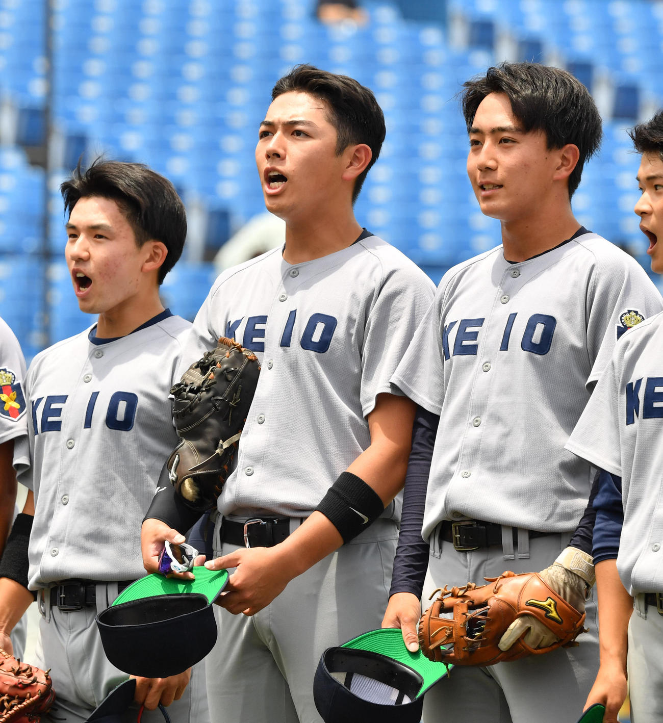 決勝戦慶大対法大　初スタメンで出場する清原(中央)はスタンドにあいさつする（撮影・柴田隆二）