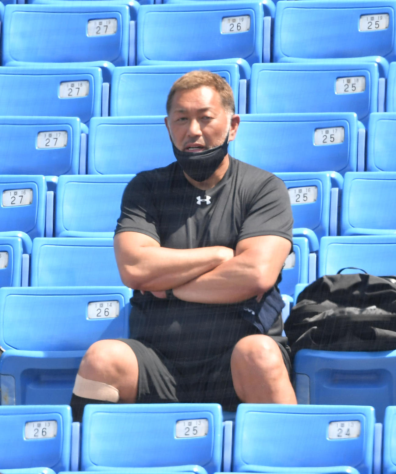 スタンドから試合を見つめる清原和博氏（撮影・柴田隆二）