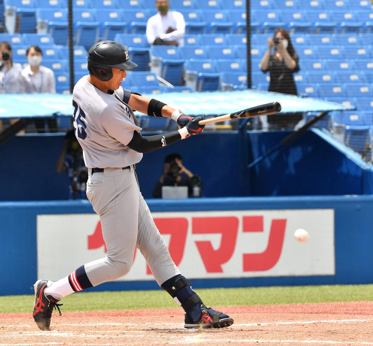 決勝戦慶大対法大　3回表慶大2死満塁、清原は遊ゴロに倒れる（撮影・柴田隆二）