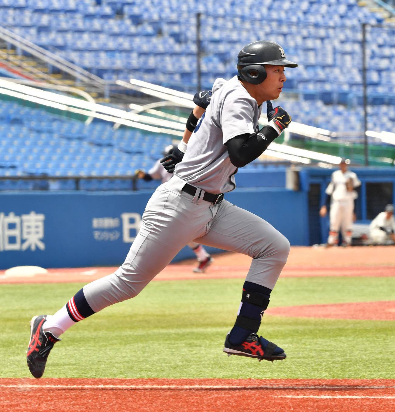 決勝戦慶大対法大　3回表慶大2死満塁、清原は遊ゴロに倒れる（撮影・柴田隆二）