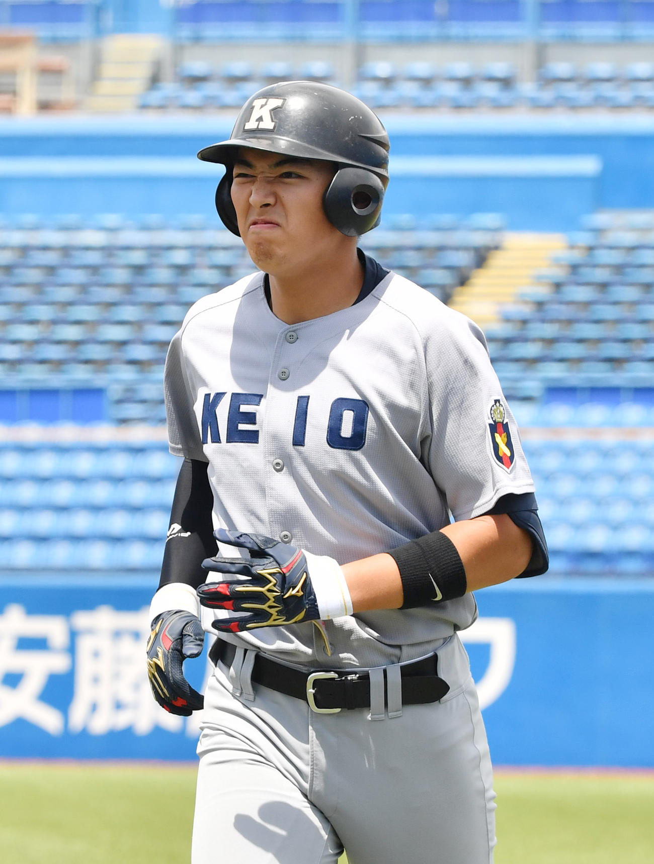 決勝戦慶大対法大　3回表慶大2死満塁、清原は遊ゴロに倒れ悔しそうにベンチに戻る（撮影・柴田隆二）