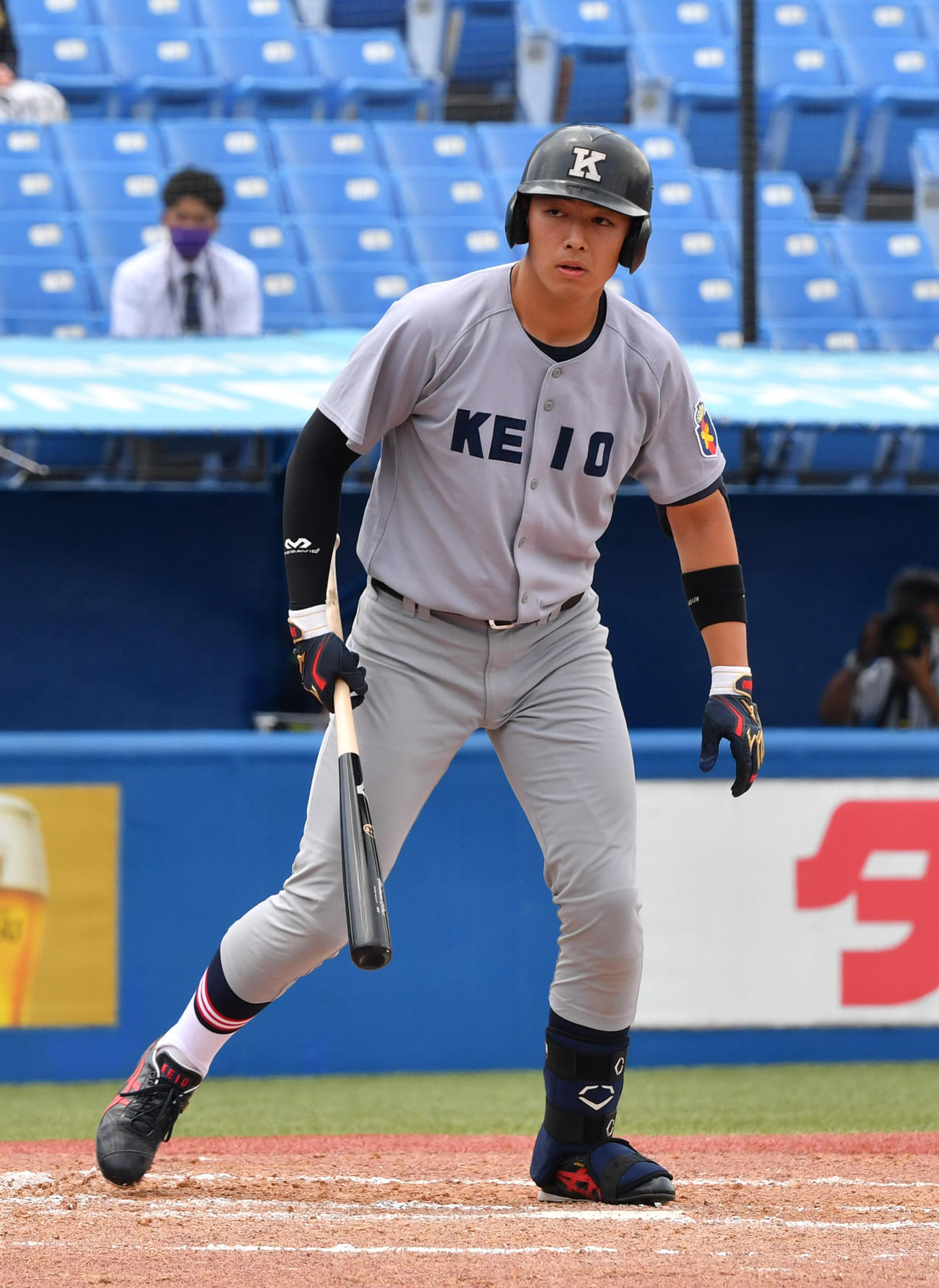 決勝戦慶大対法大　2回表慶大2死、清原は四球を選び一塁に向かう（撮影・柴田隆二）