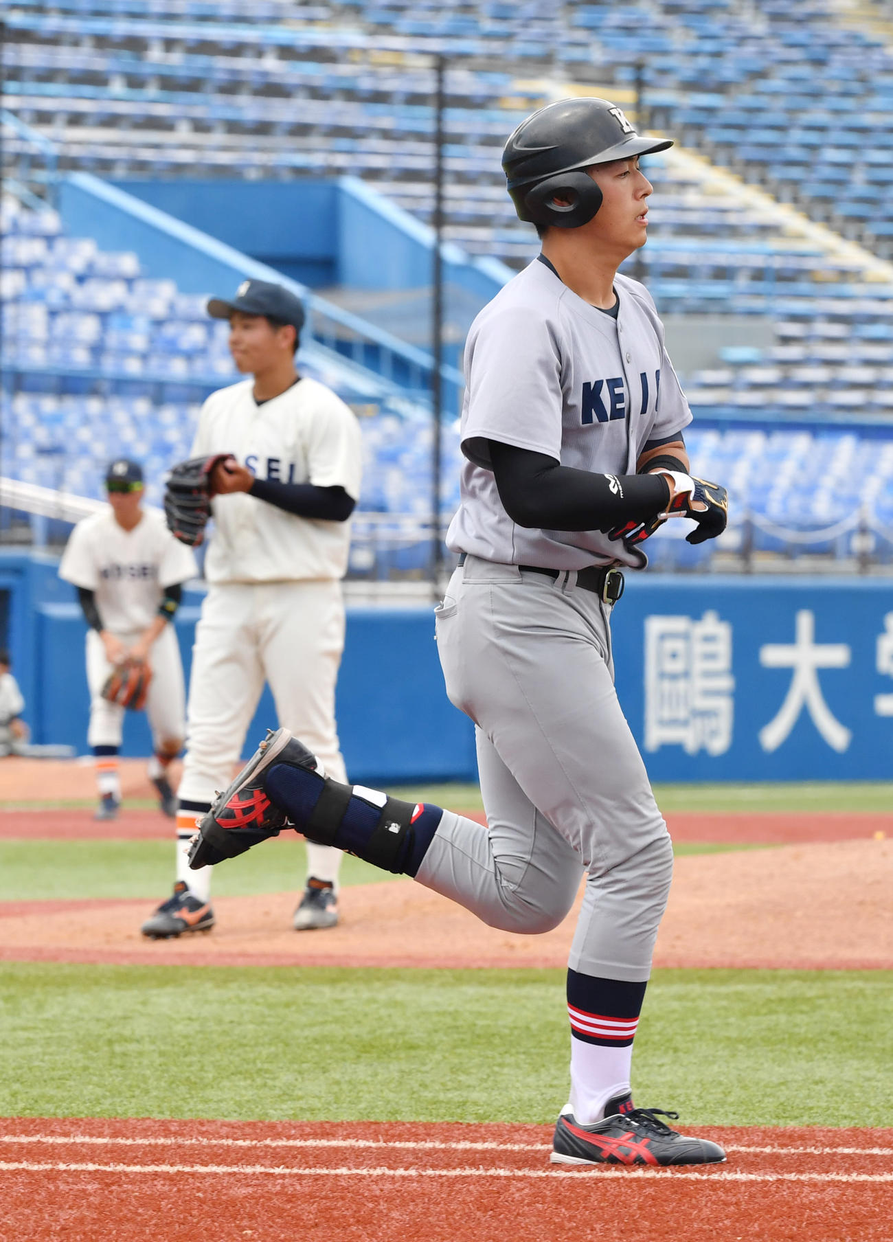 決勝戦慶大対法大　2回表慶大2死、清原は四球を選び一塁に向かう。投手吉鶴（撮影・柴田隆二）