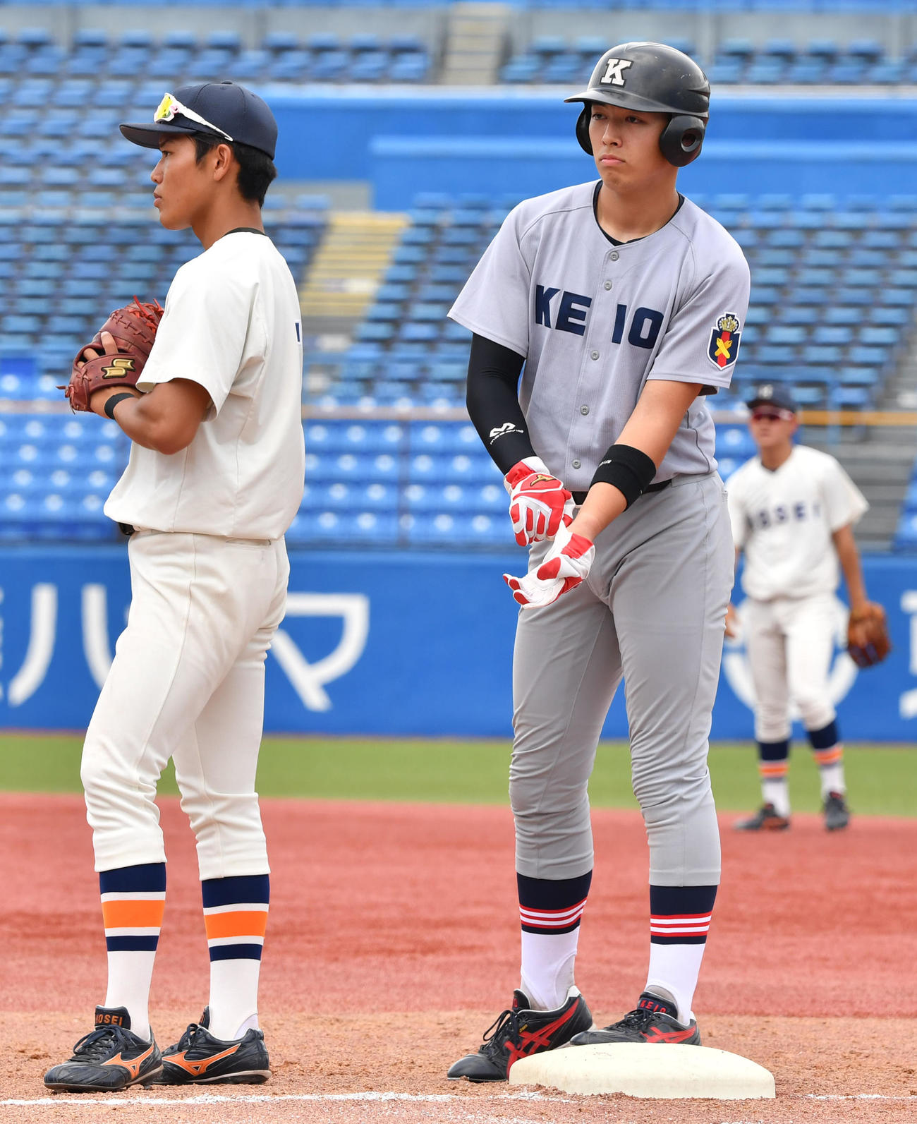 決勝戦慶大対法大　2回表慶大2死、清原(右)は四球を選び出塁した。左は真鍋一塁手（撮影・柴田隆二）