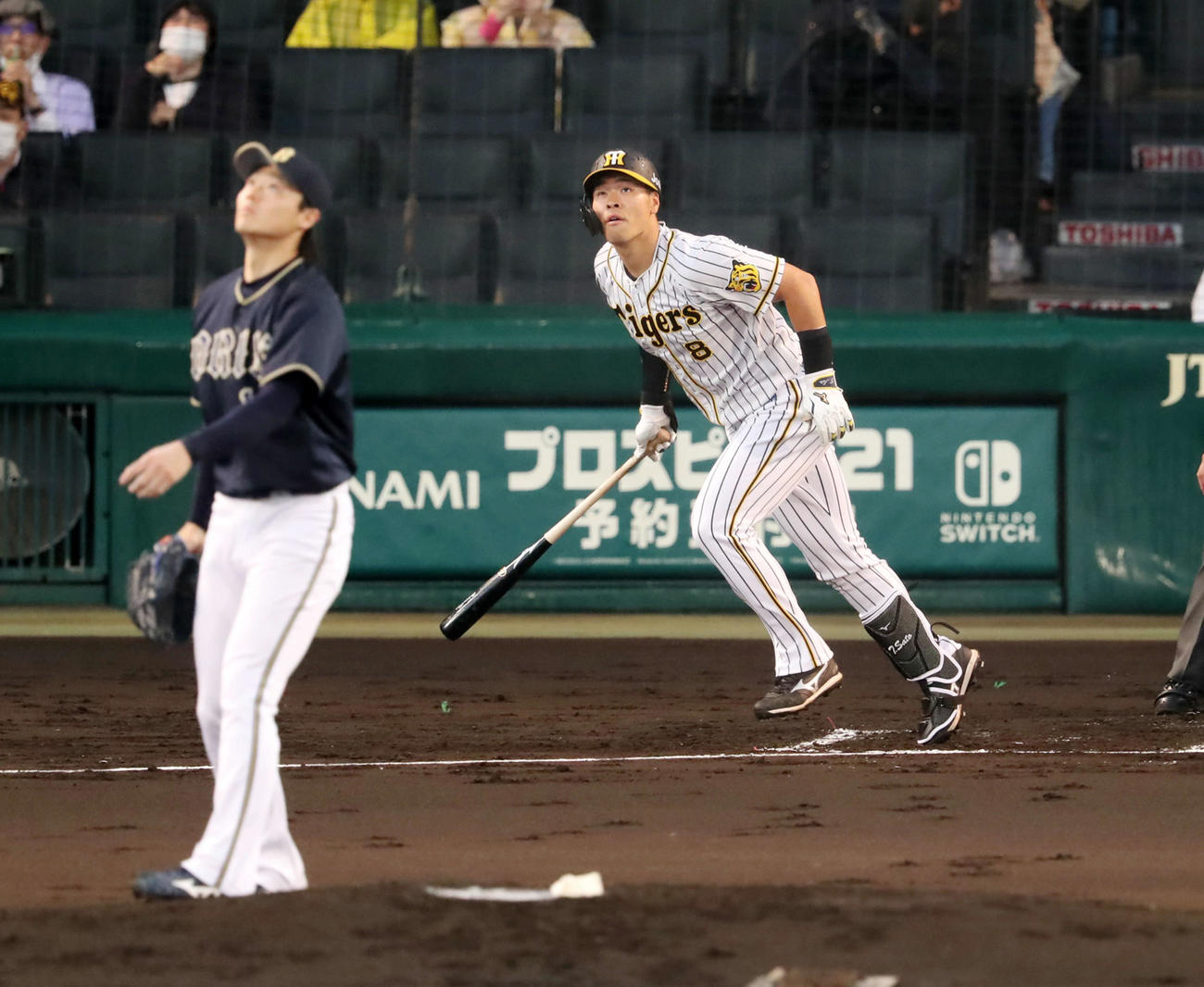 阪神対オリックス　2回裏阪神無死、佐藤輝は右越え本塁打を放つ。投手は山崎福（撮影・加藤哉）