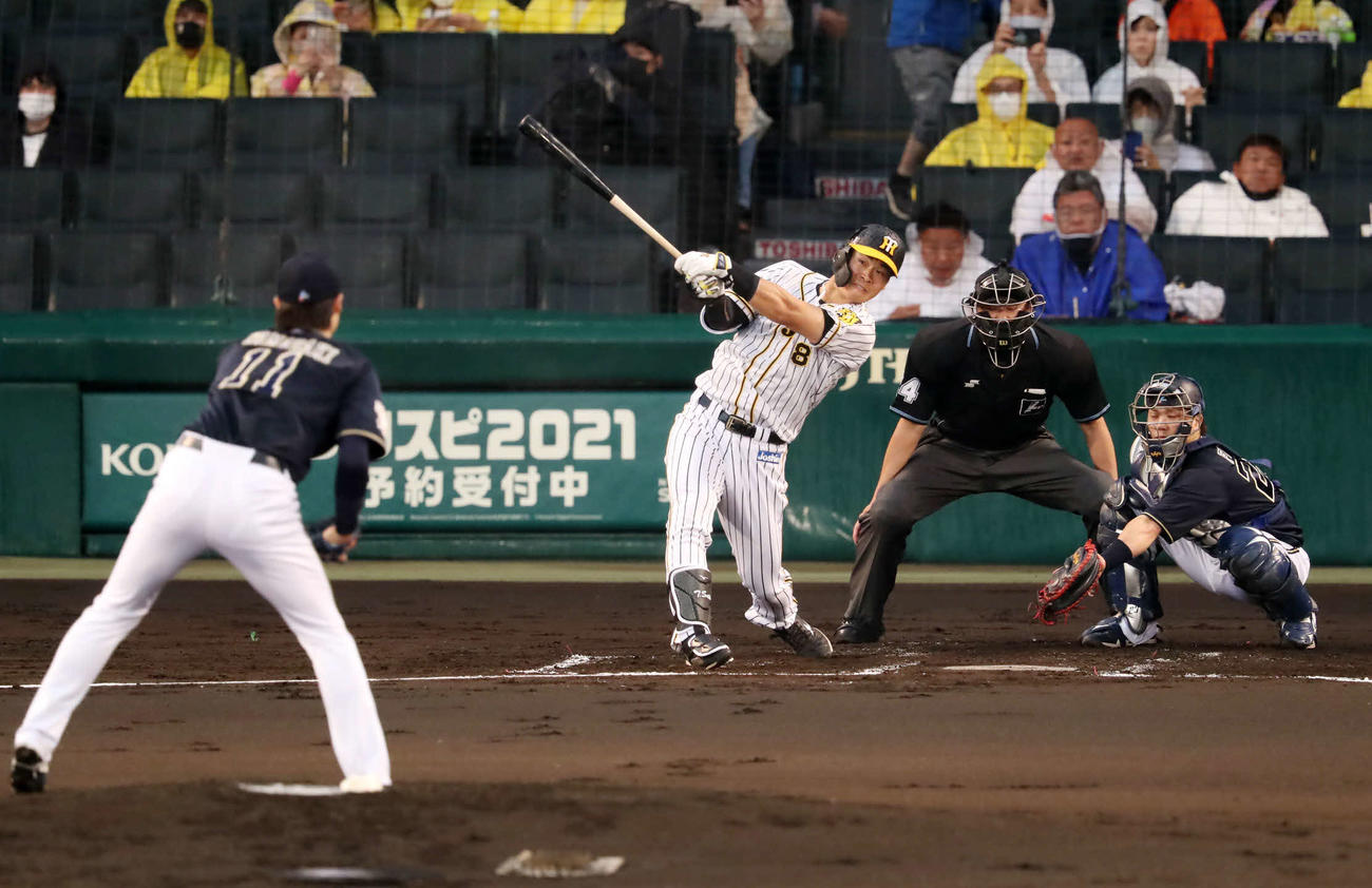 阪神対オリックス　2回裏阪神無死、佐藤輝は右越え本塁打を放つ。投手山崎福（撮影・加藤哉）