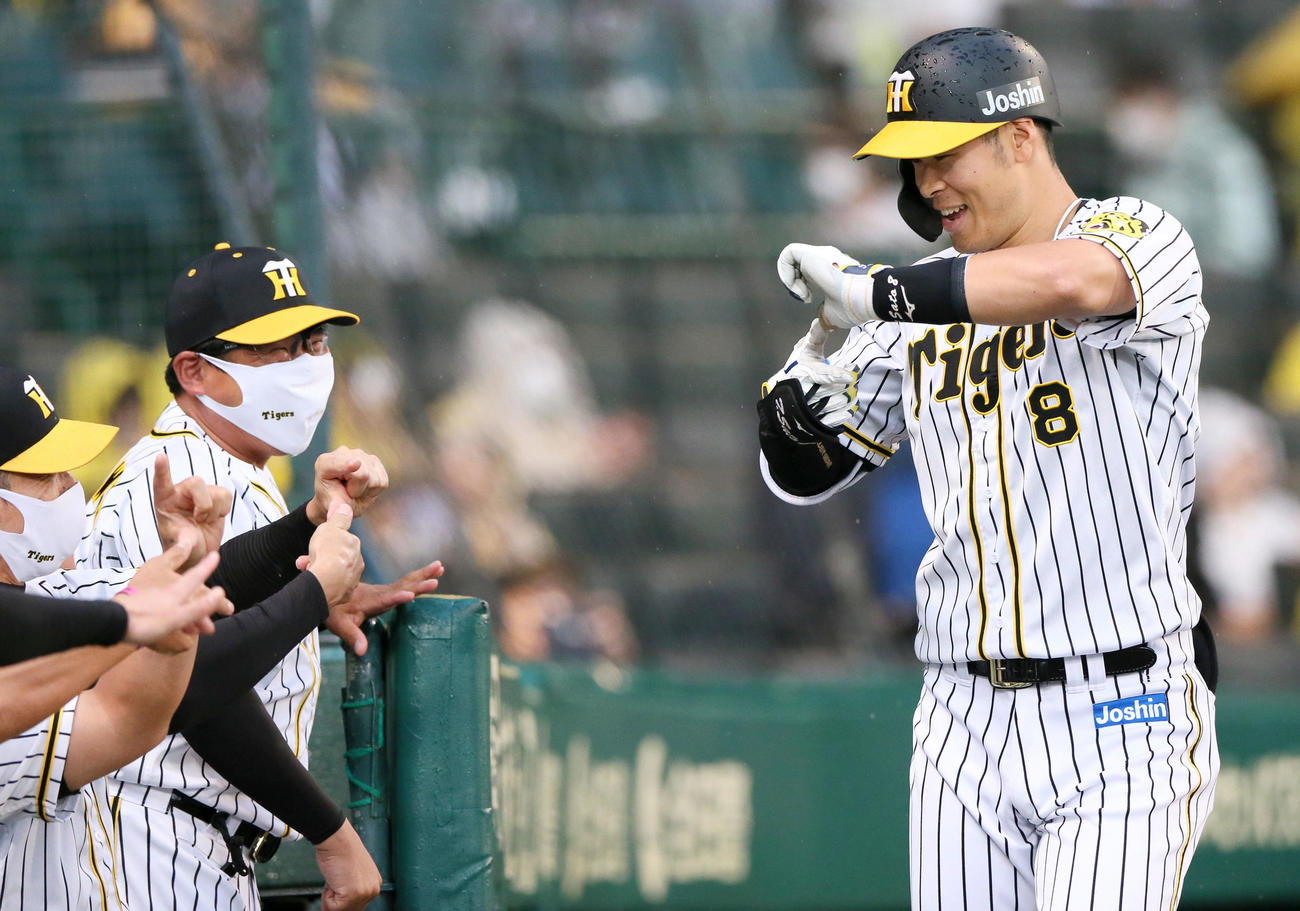 阪神対オリックス　2回裏阪神無死、佐藤輝（右）は右越え本塁打を放ち「Zポーズ」を決める（撮影・上山淳一）
