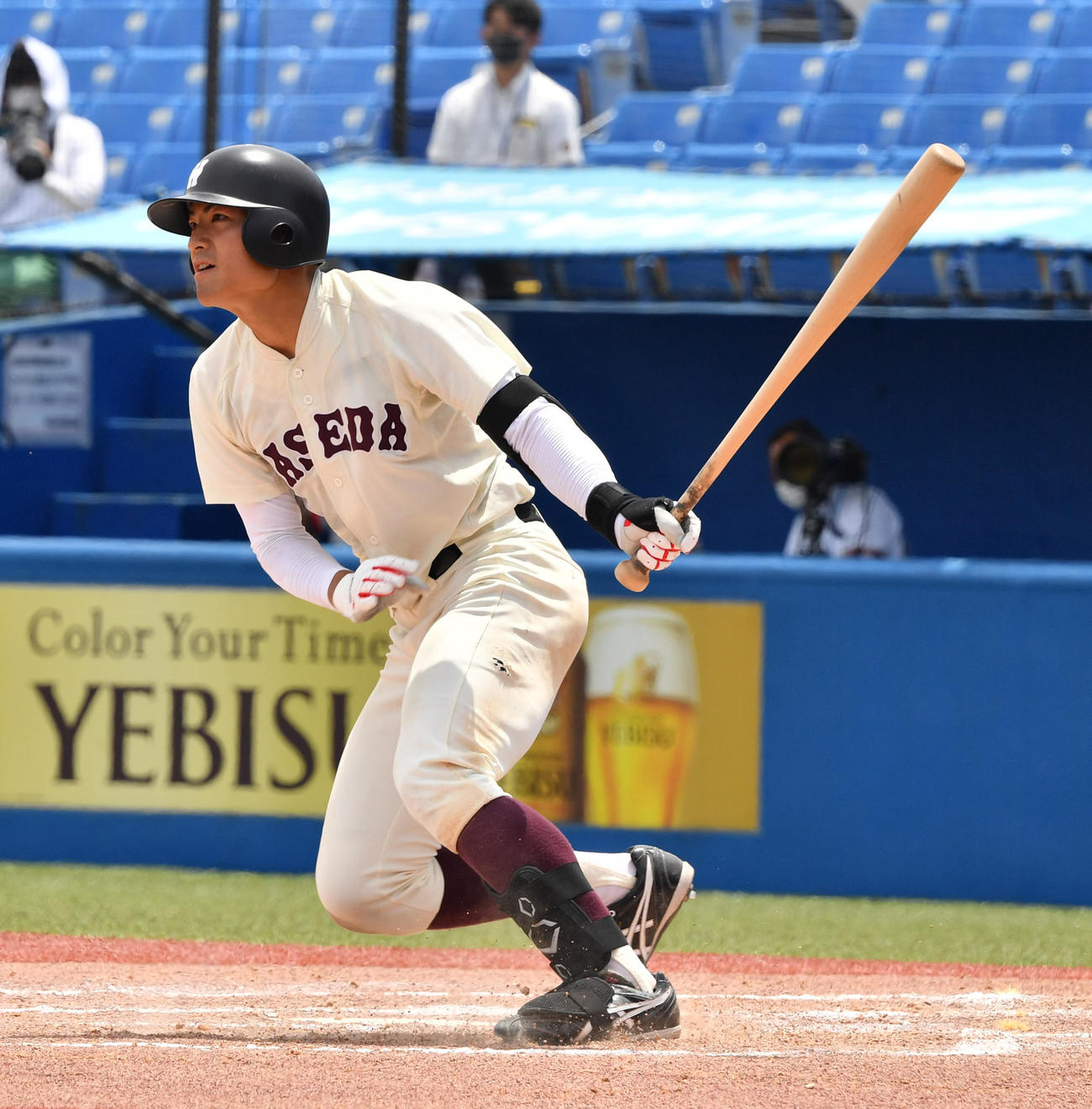 明大対早大　8回裏早大無死一塁、中村将は左前安打を放ち、4打数4安打と活躍した（撮影・柴田隆二）