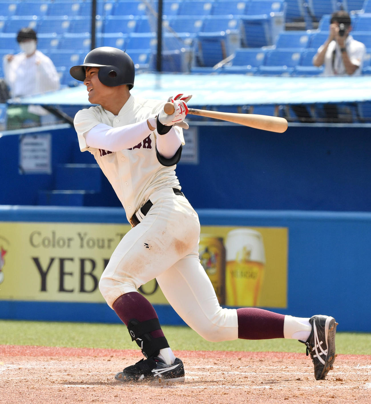 明大対早大　3回裏早大1死二塁、中村将は三塁内野安打を放つ（撮影・柴田隆二）
