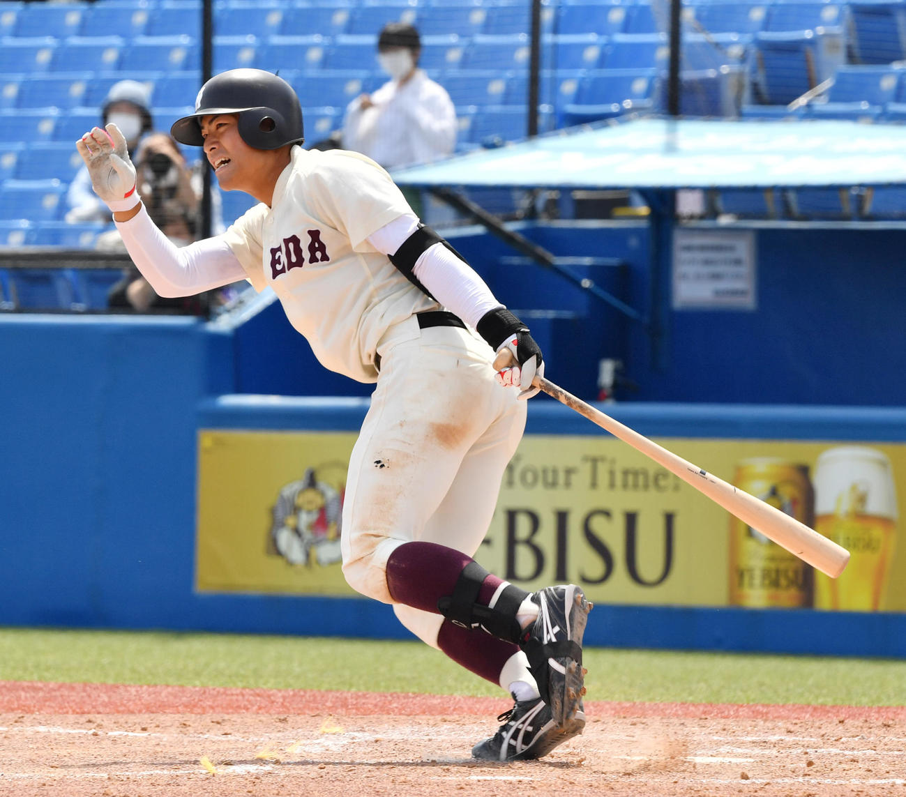 明大対早大　3回裏早大1死二塁、中村将は三塁内野安打を放つ（撮影・柴田隆二）
