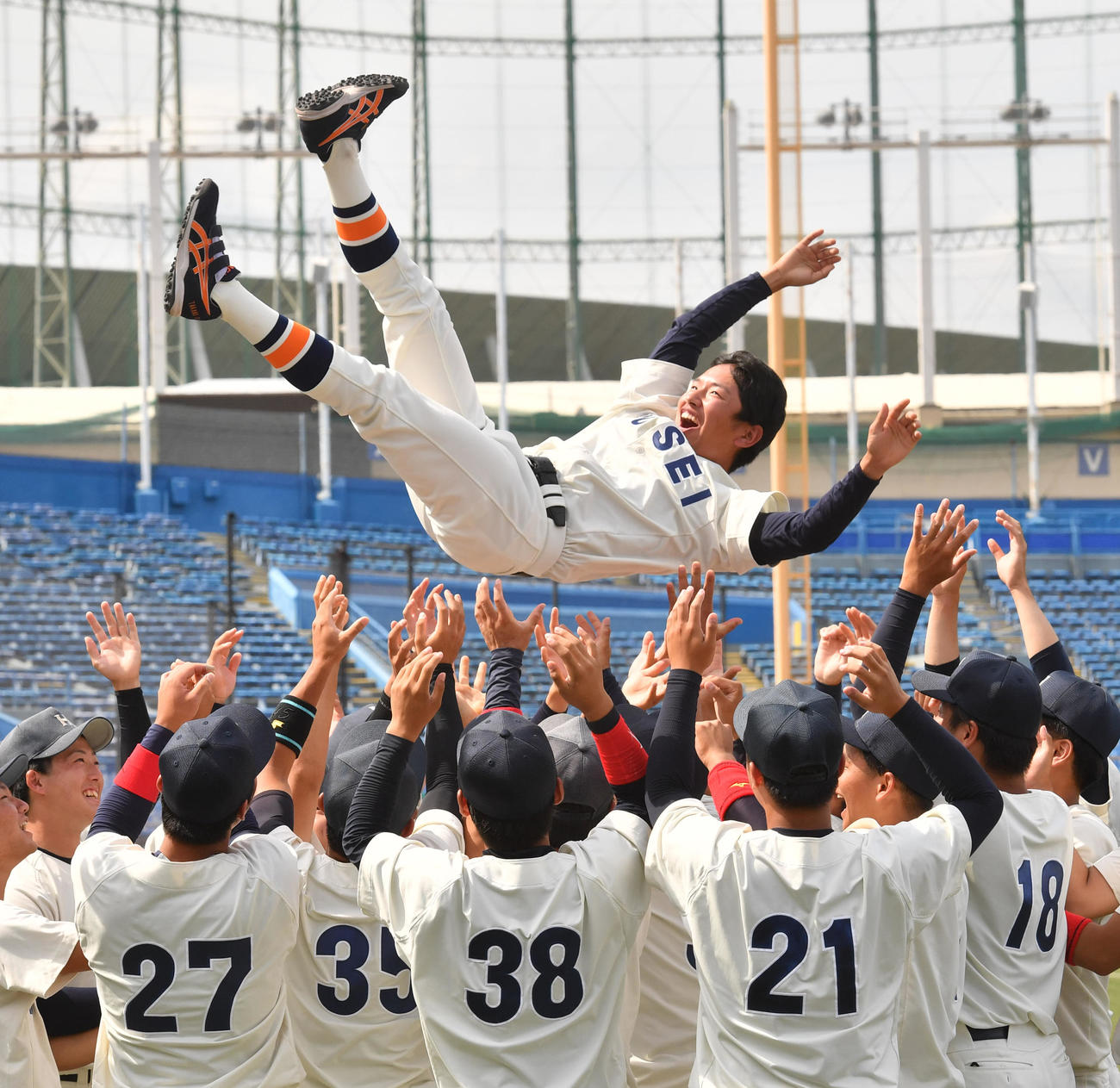 決勝戦慶大対法大　六大学野球フレッシュトーナメント優勝で高野新人係助監督を胴上げする（撮影・柴田隆二）