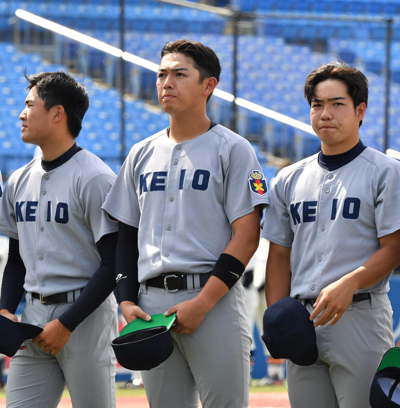 決勝戦慶大対法大　8回コールド負けで、スタンドに一礼する慶大・清原(中央)（撮影・柴田隆二）