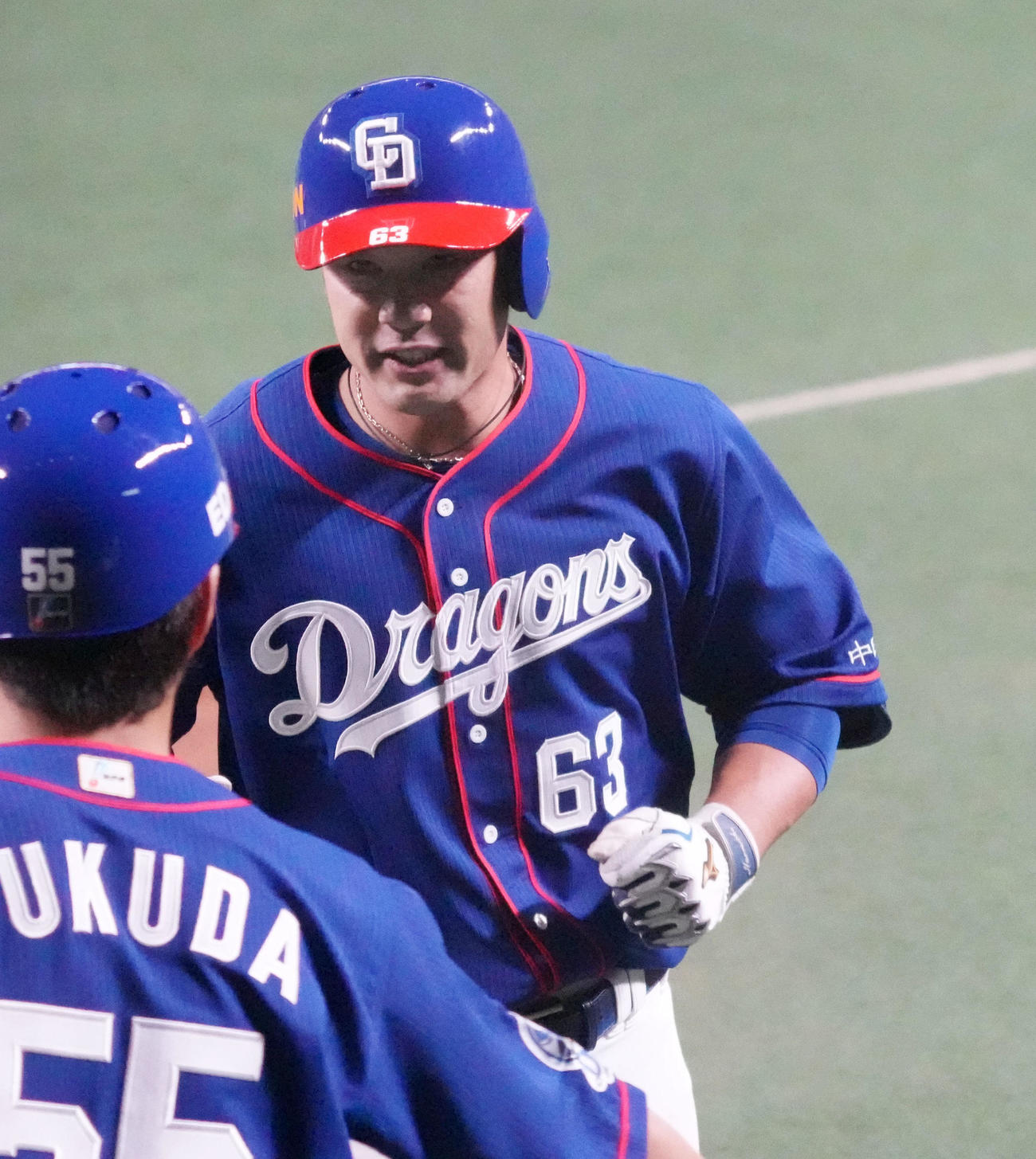 中日対ロッテ　1回裏中日1死、左越え本塁打を放ち生還する堂上（撮影・森本幸一）