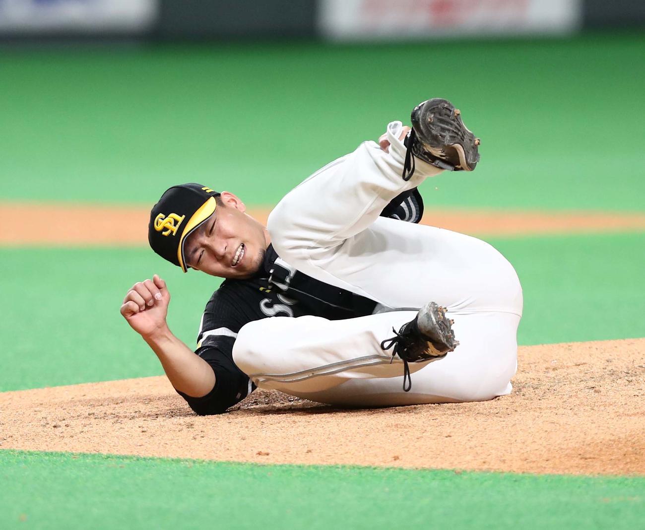日本ハム対ソフトバンク　6回裏日本ハム1死、渡辺の投直で左足を負傷し倒れる千賀（2021年4月6日撮影）