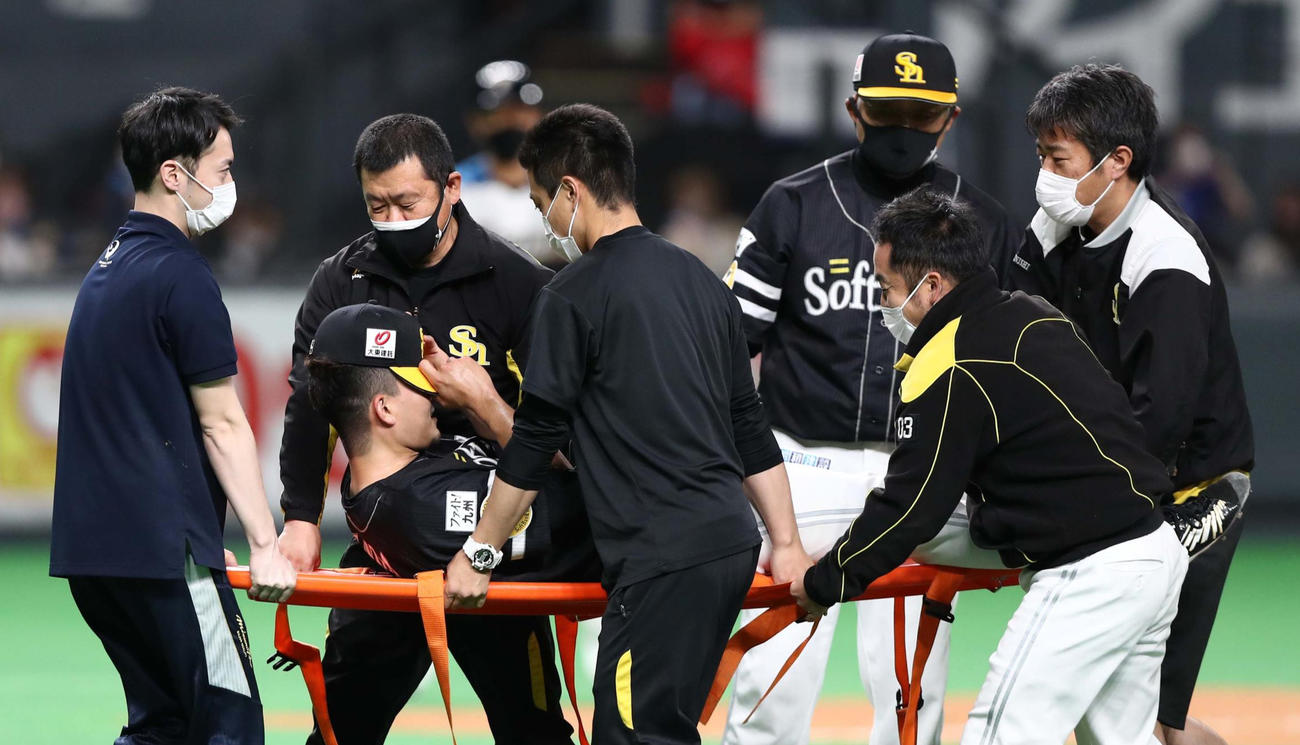 日本ハム対ソフトバンク　6回裏日本ハム1死、左足を負傷し担架で運ばれる千賀（2021年4月6日撮影）