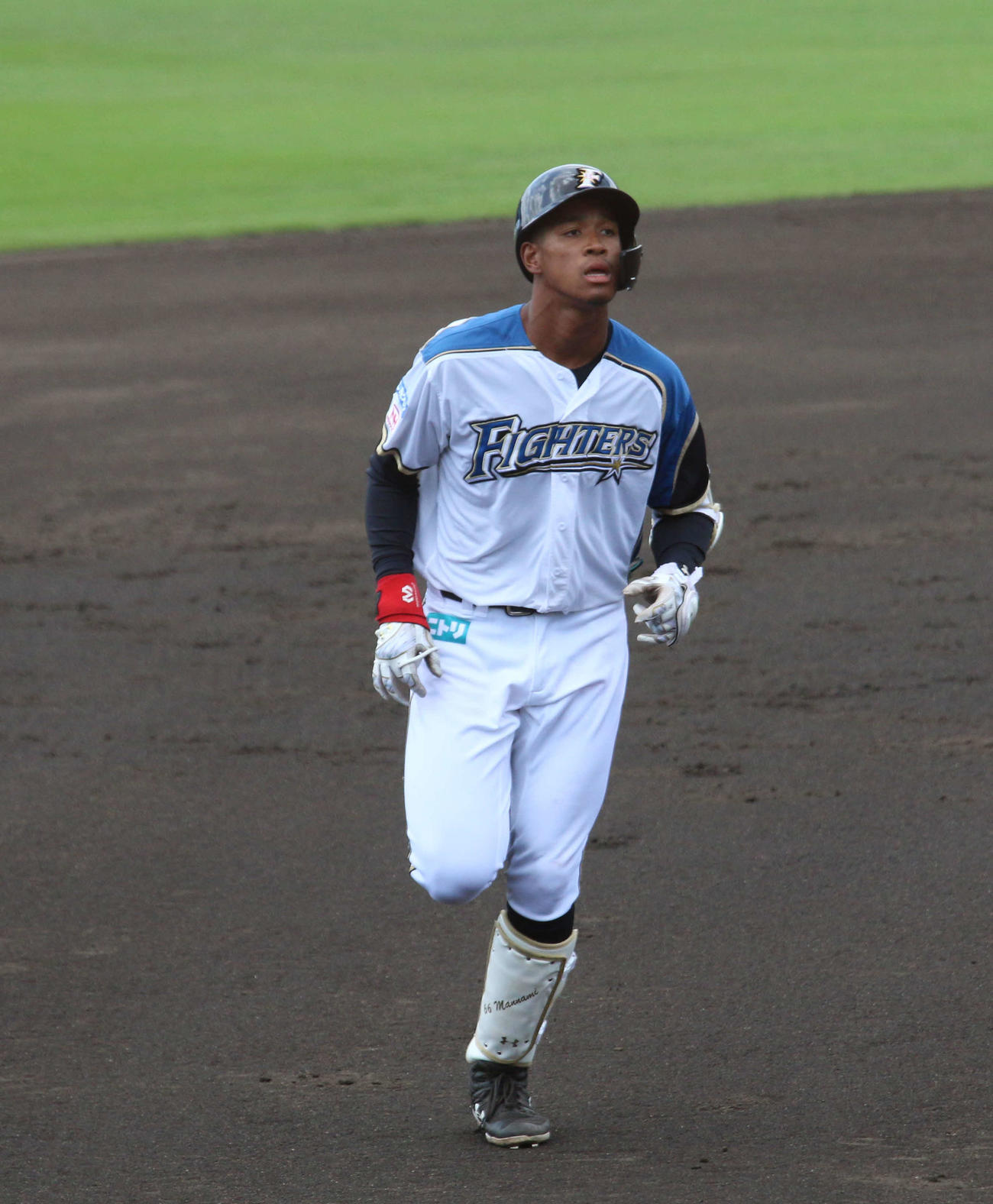 日本ハム対巨人　1回裏日本ハム1死三塁、左中間へ8号2ランを放った万波（撮影・木下大輔）