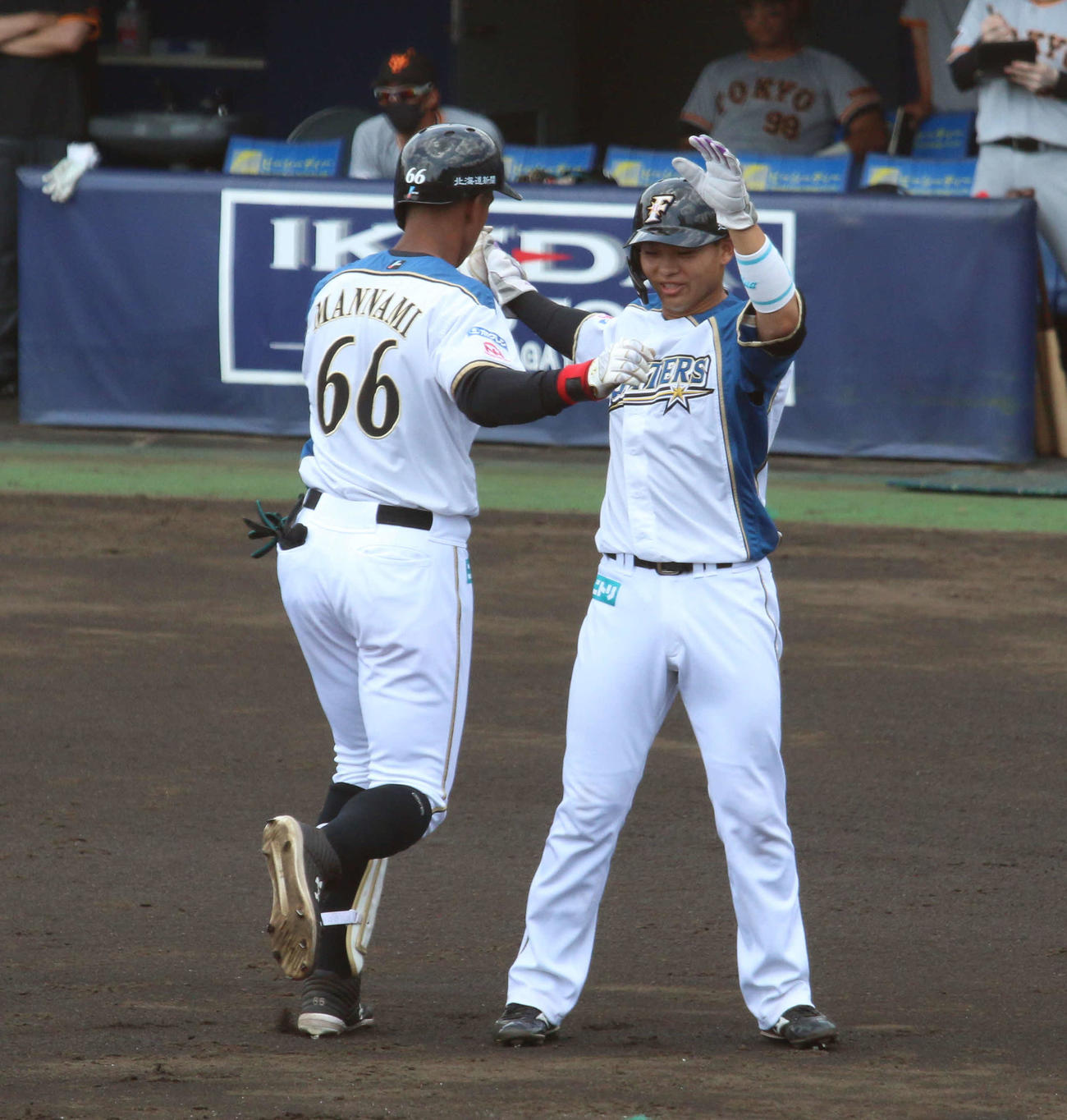日本ハム対巨人　1回裏日本ハム1死三塁、左中間へ8号2ランを放った万波。右は田宮（撮影・木下大輔）