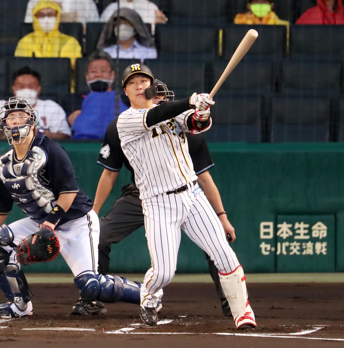 阪神対オリックス　1回裏阪神2死一塁、大山悠輔は中越え2点本塁打を放つ（撮影・加藤哉）