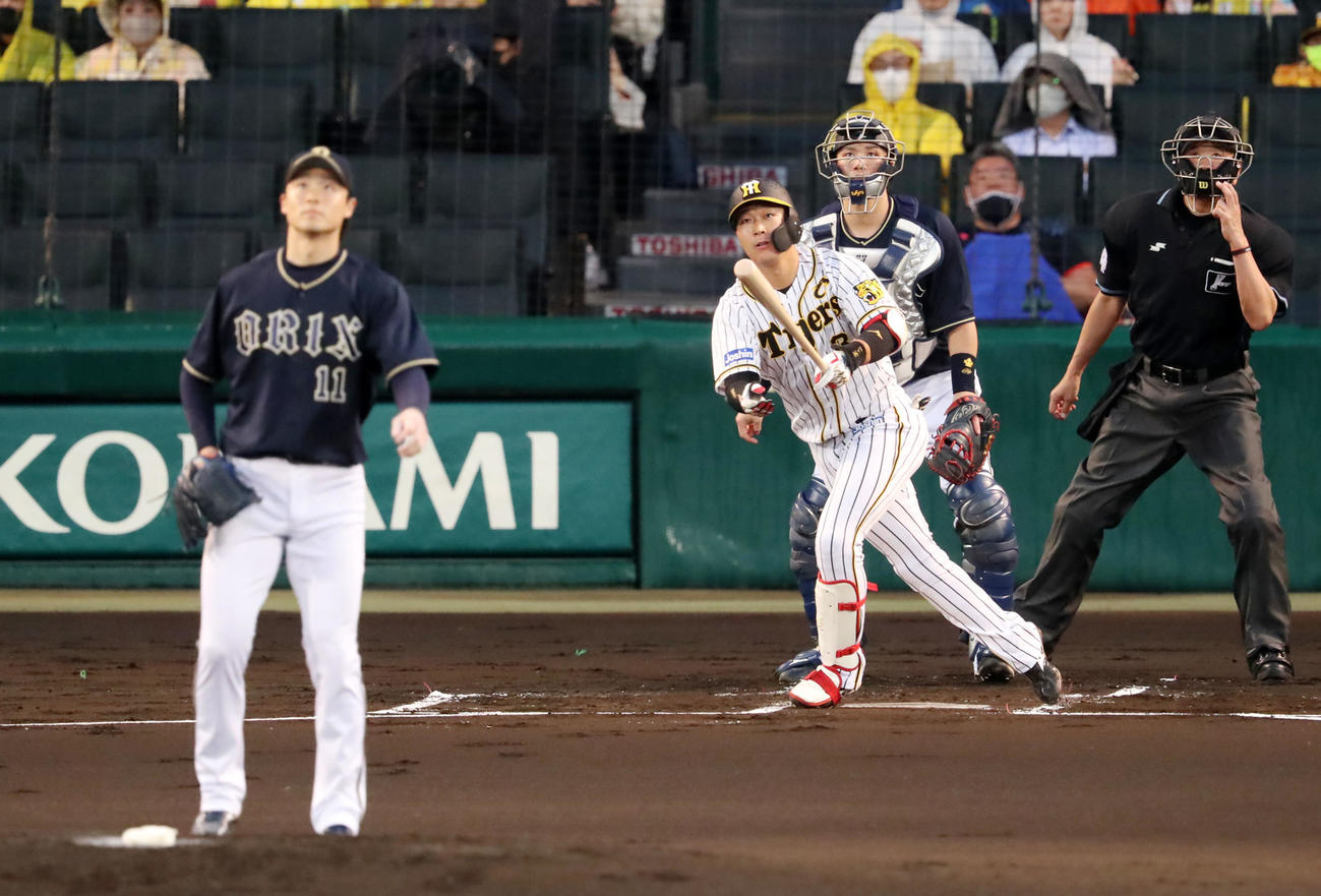 阪神対オリックス　1回裏阪神2死一塁、大山悠輔は中越え2点本塁打を放つ（撮影・加藤哉）