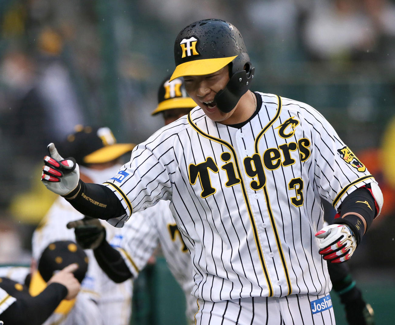 阪神対オリックス3回戦　1回裏阪神2死一塁、大山悠輔は先制中越え2点本塁打を放ちナインの出迎えを受ける（撮影・上山淳一）