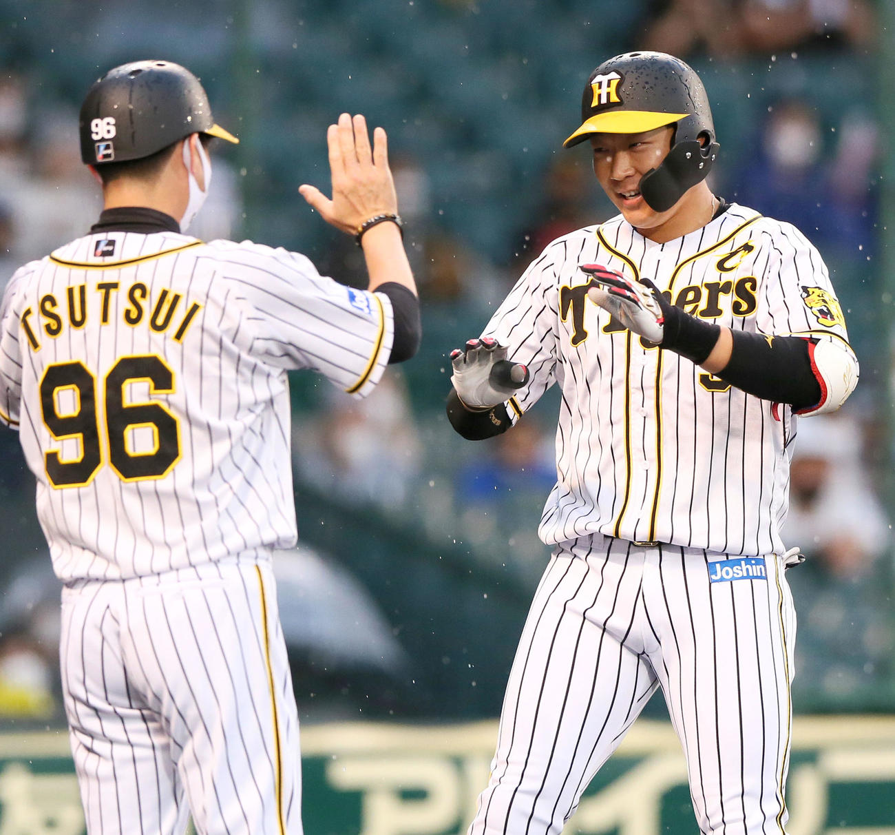 阪神対オリックス3回戦　1回裏阪神2死一塁、大山悠輔（右）は先制中越え2点本塁打を放ちナインの出迎えを受ける（撮影・上山淳一）