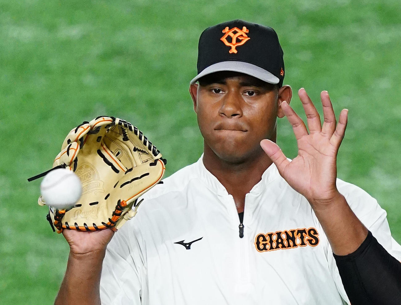 巨人対西武　試合前、キャッチボールで調整する巨人メルセデス（撮影・菅敏）