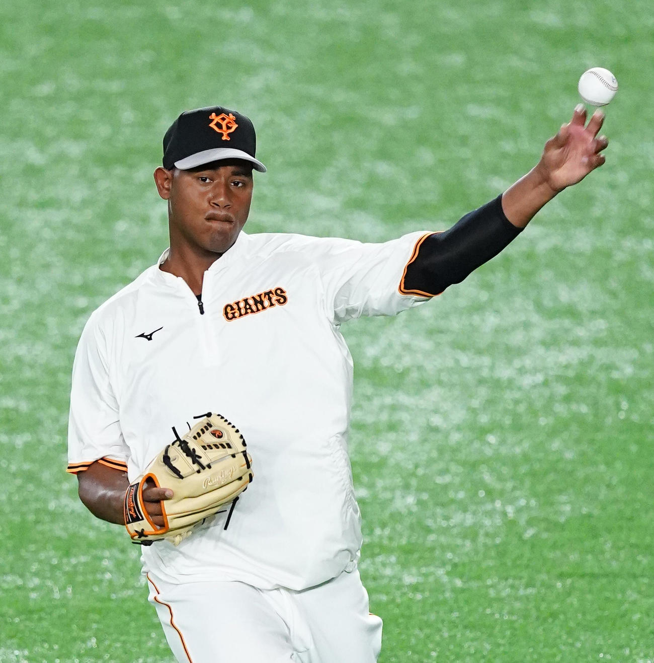 巨人対西武　試合前、キャッチボールで調整する巨人メルセデス（撮影・菅敏）