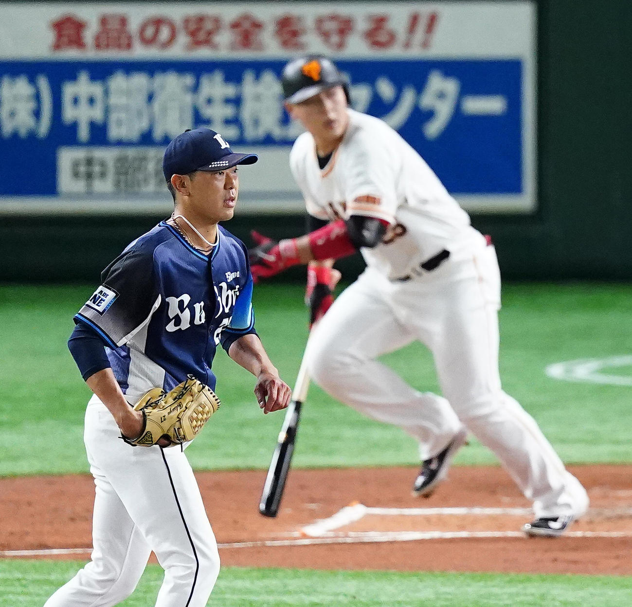 巨人対西武　1回裏巨人2死一、二塁、岡本和に二塁打を打たれる内海（撮影・菅敏）