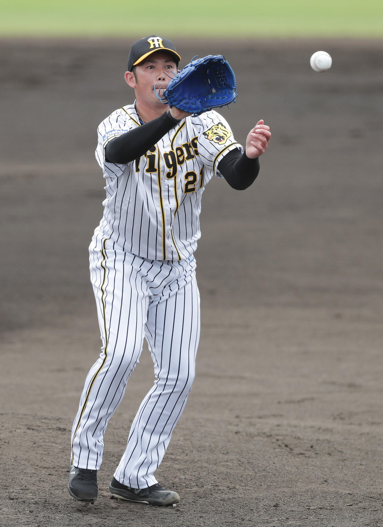 阪神対オリックス　2回表オリックス2死、西村凌の打球を処理する阪神岩田稔（代表撮影）