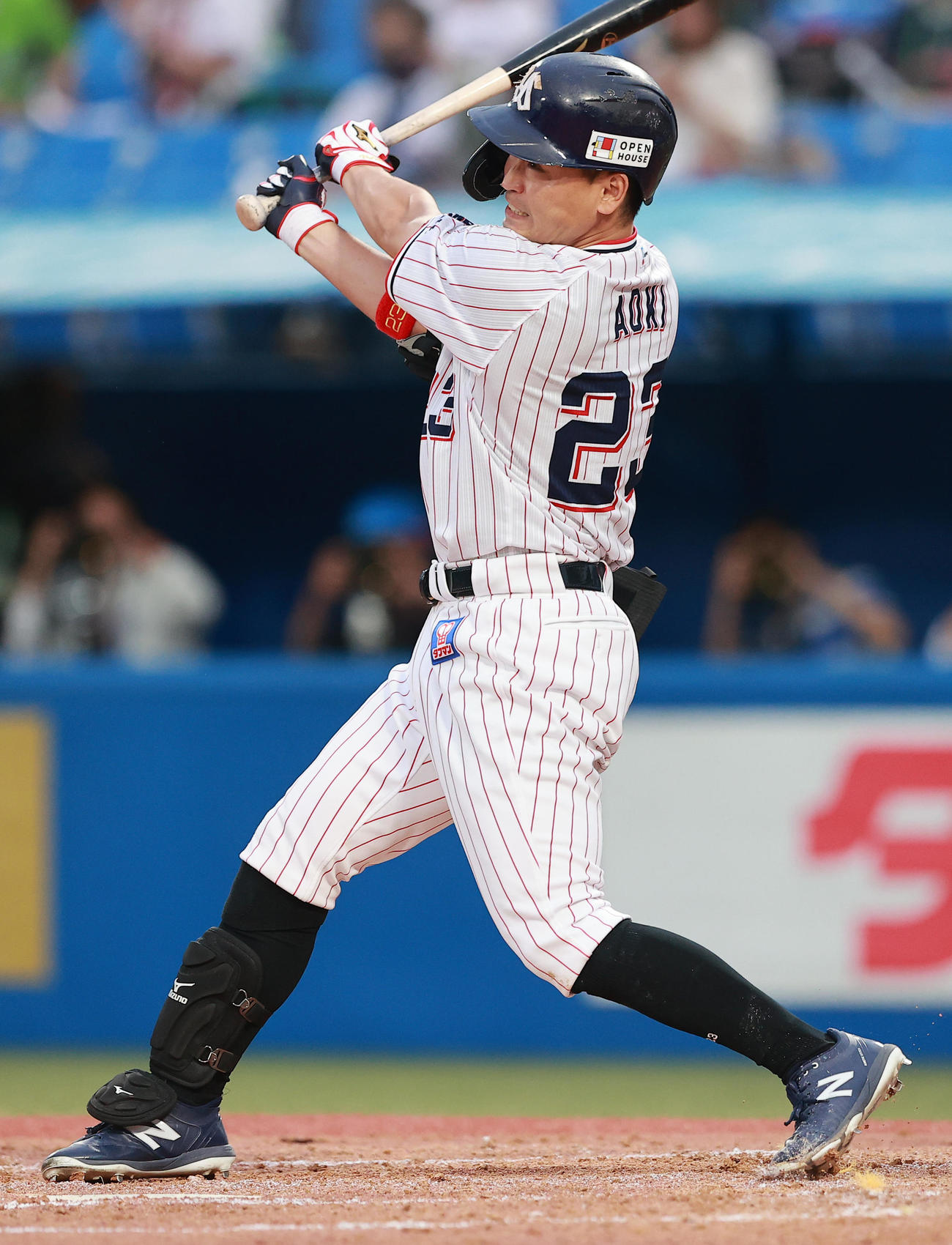 ヤクルト対楽天　3回裏ヤクルト2死、左越え1号本塁打を放つ青木（撮影・野上伸悟）
