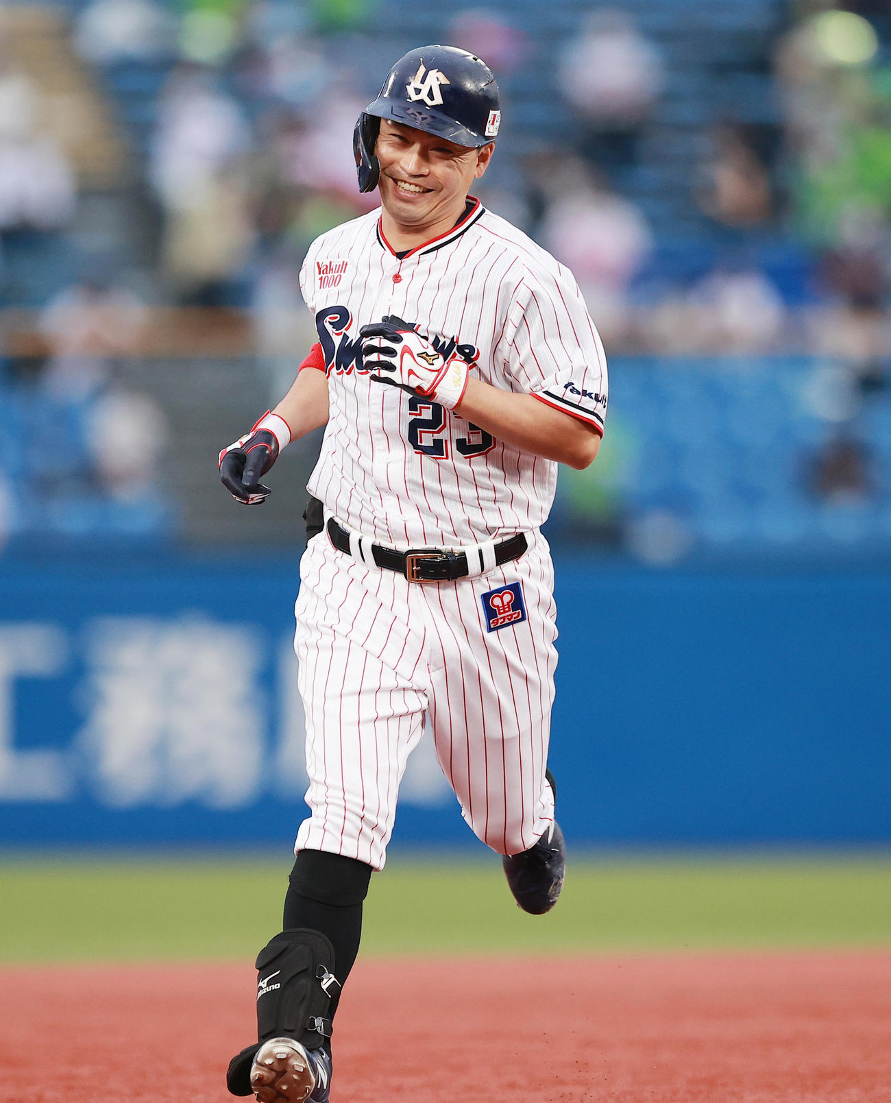 ヤクルト対楽天　3回裏ヤクルト2死、左越え1号本塁打を放ち笑顔で三塁に向かう青木（撮影・野上伸悟）
