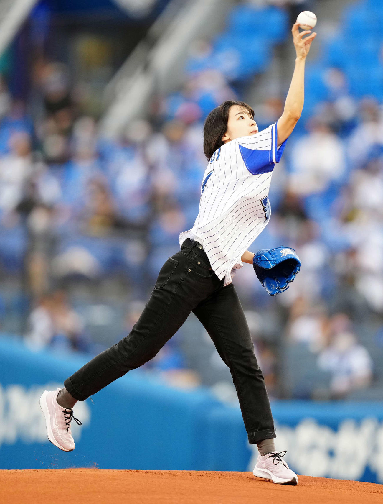 DeNA対ソフトバンク　始球式を行う女優の鳴海唯（撮影・江口和貴）