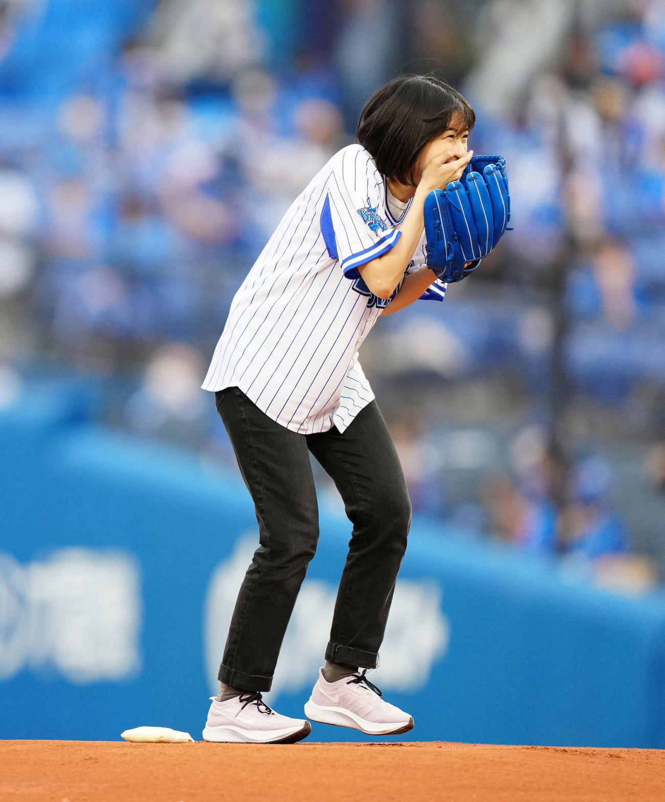 DeNA対ソフトバンク　始球式に臨む女優の鳴海唯は投げる方向を間違え笑顔を見せる（撮影・江口和貴）