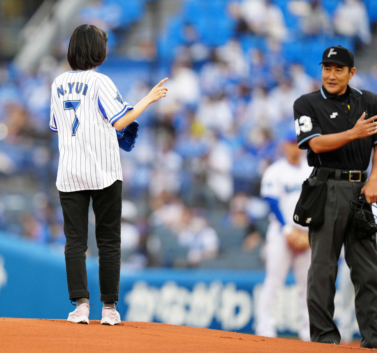 DeNA対ソフトバンク　始球式に臨む女優の鳴海唯は投げる方向を間違える（撮影・江口和貴）