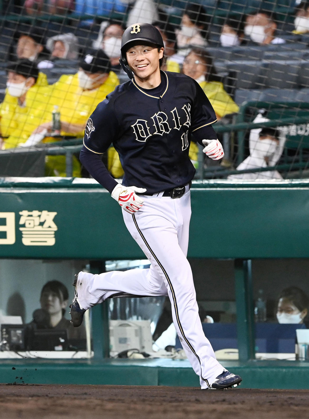 阪神対オリックス　5回表オリックス2死二塁、福田の中前適時打で笑顔で生還する山崎福（撮影・前岡正明）