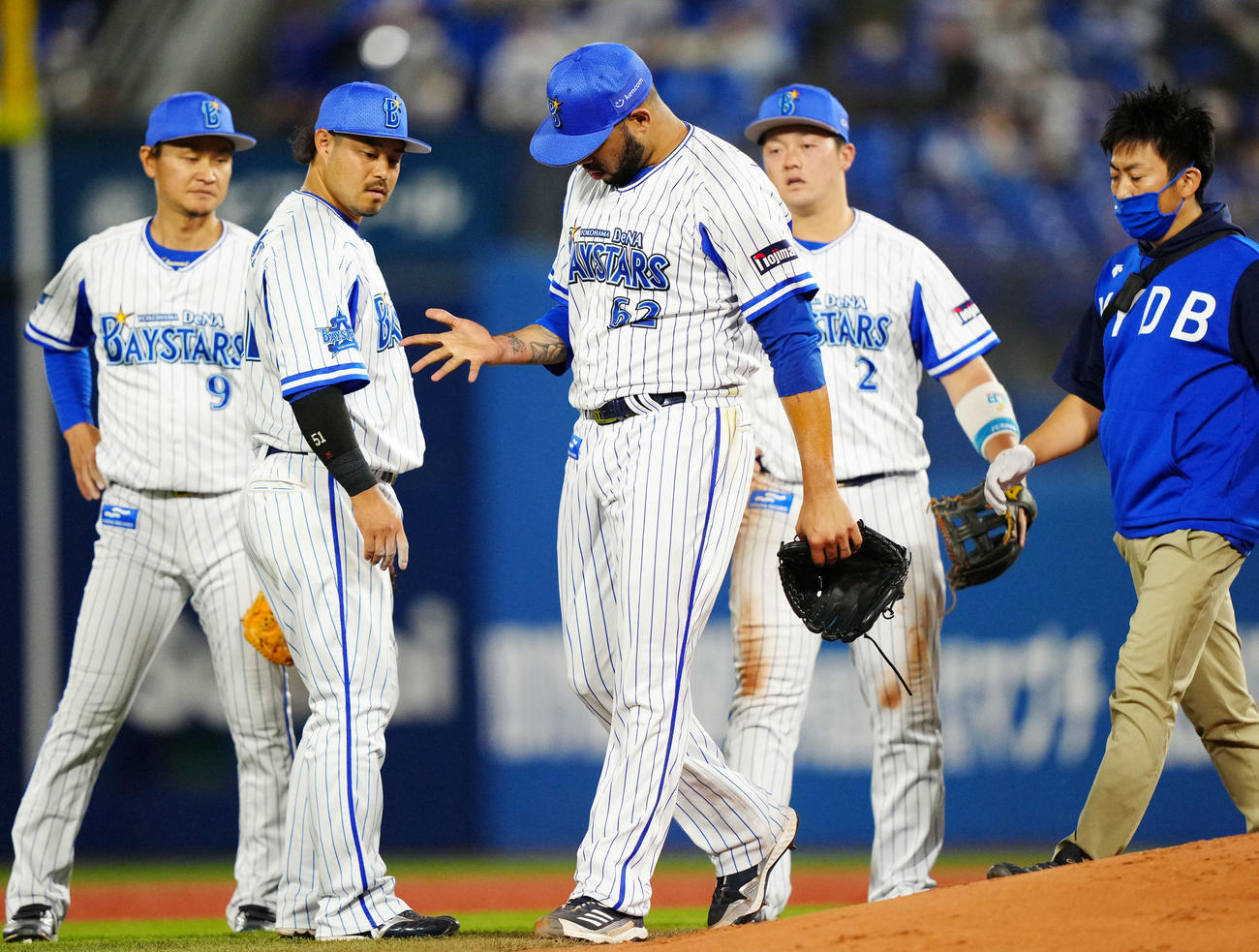 DeNA対ソフトバンク　7回表ソフトバンク無死、投手強襲内野安打となったバレンティンの打球をグラブではじき右手を気にするエスコバー（中央）（撮影・江口和貴）