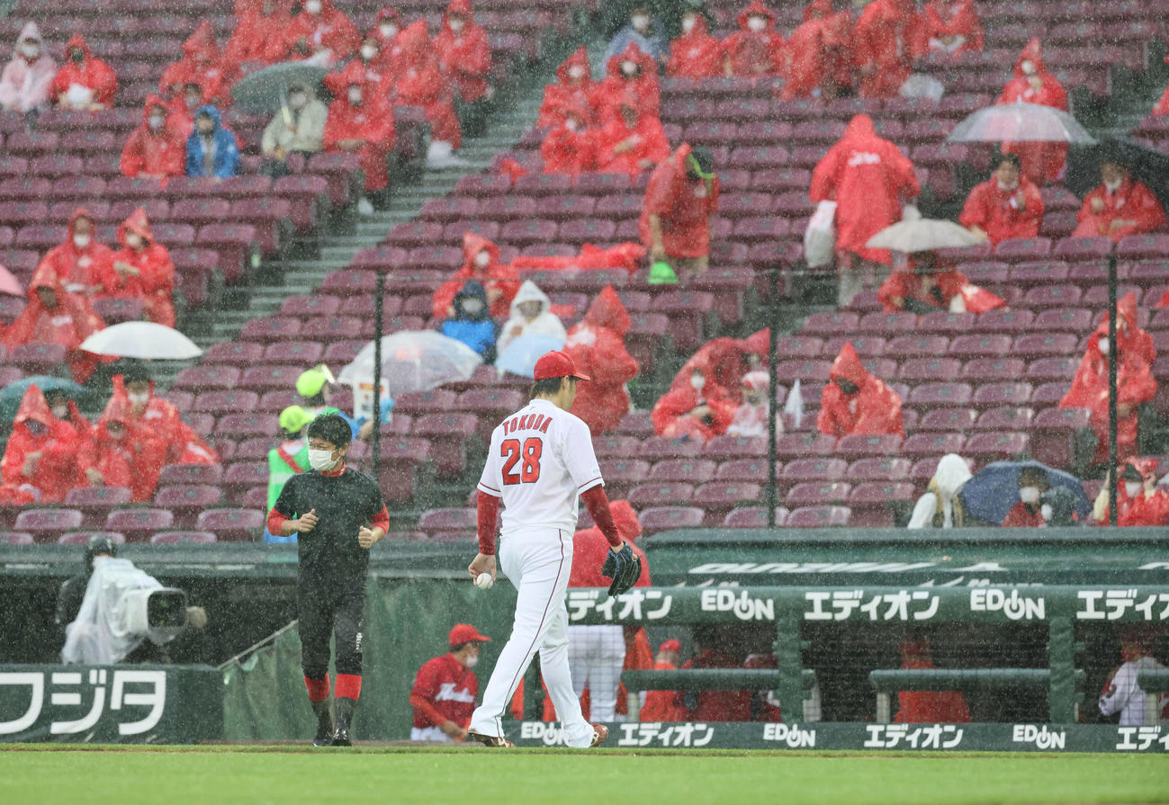広島対日本ハム　2回表日本ハム無死一、二塁、打者清水の時、降雨のため試合が中断。ベンチに引き揚げる床田（撮影・加藤孝規）