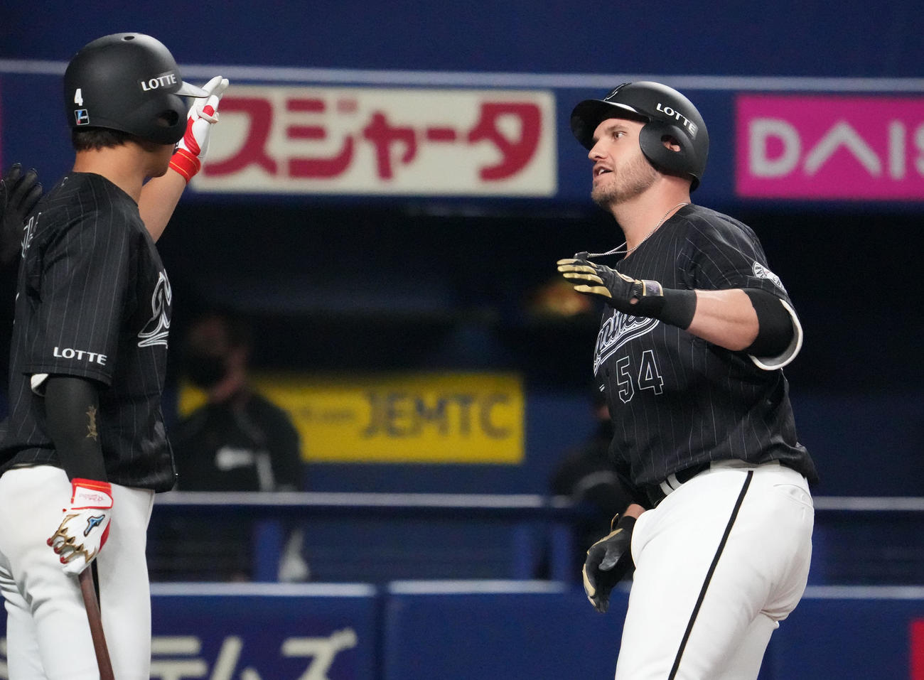 中日対ロッテ　7回表ロッテ無死一塁、左越え2点本塁打を放ったレアード（撮影・森本幸一）