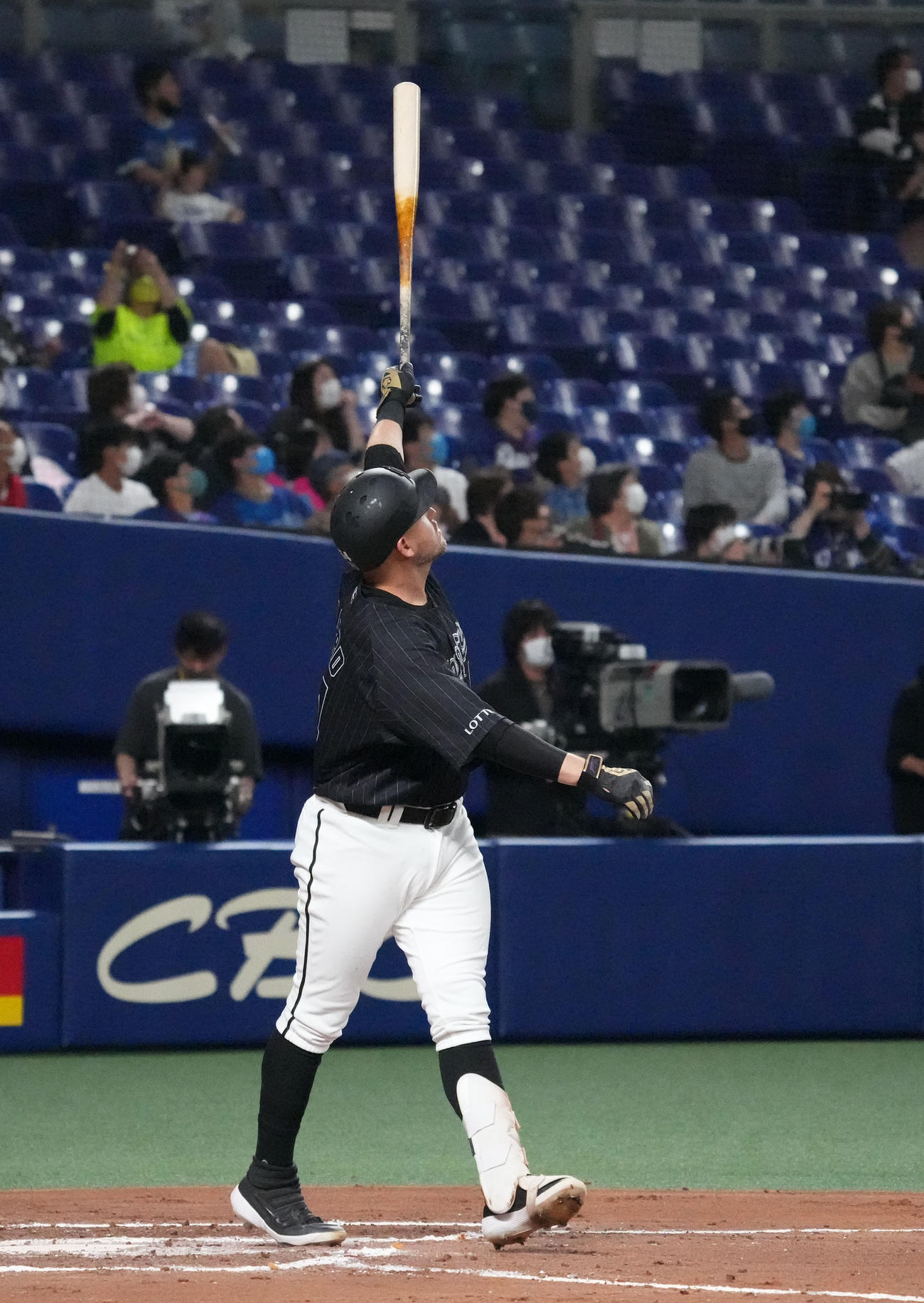 中日対ロッテ　7回表ロッテ無死一塁、左越え2点本塁打を放ったレアード（撮影・森本幸一）