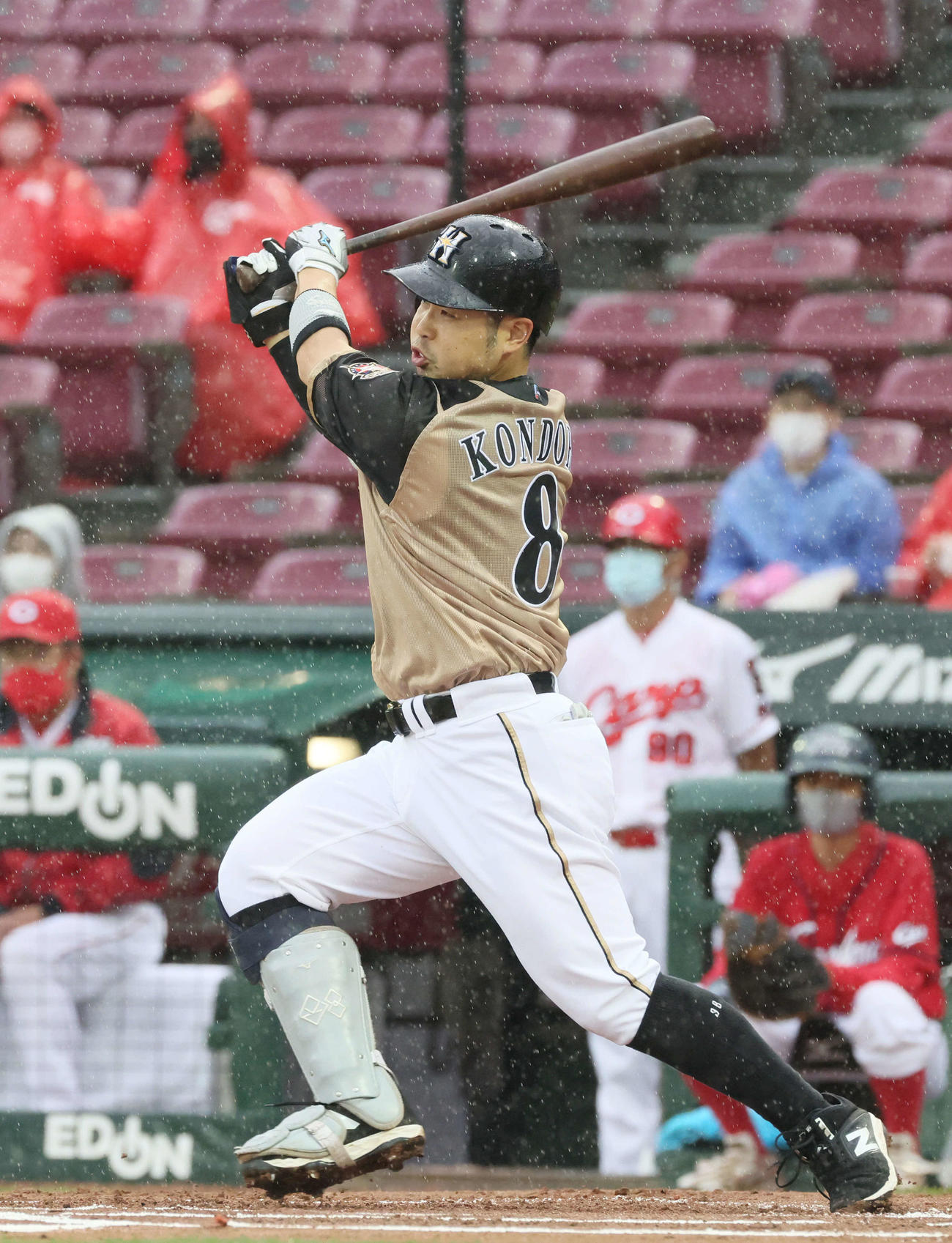 広島対日本ハム　1回表日本ハム2死一塁、近藤は先制中適時二塁打を放つ（撮影・加藤孝規）