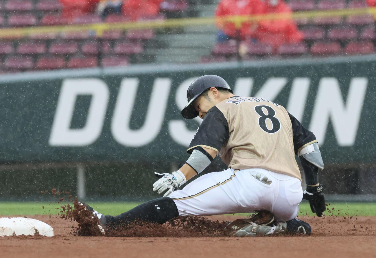 広島対日本ハム　1回表日本ハム2死一塁、近藤は先制中適時二塁打を放つ（撮影・加藤孝規）