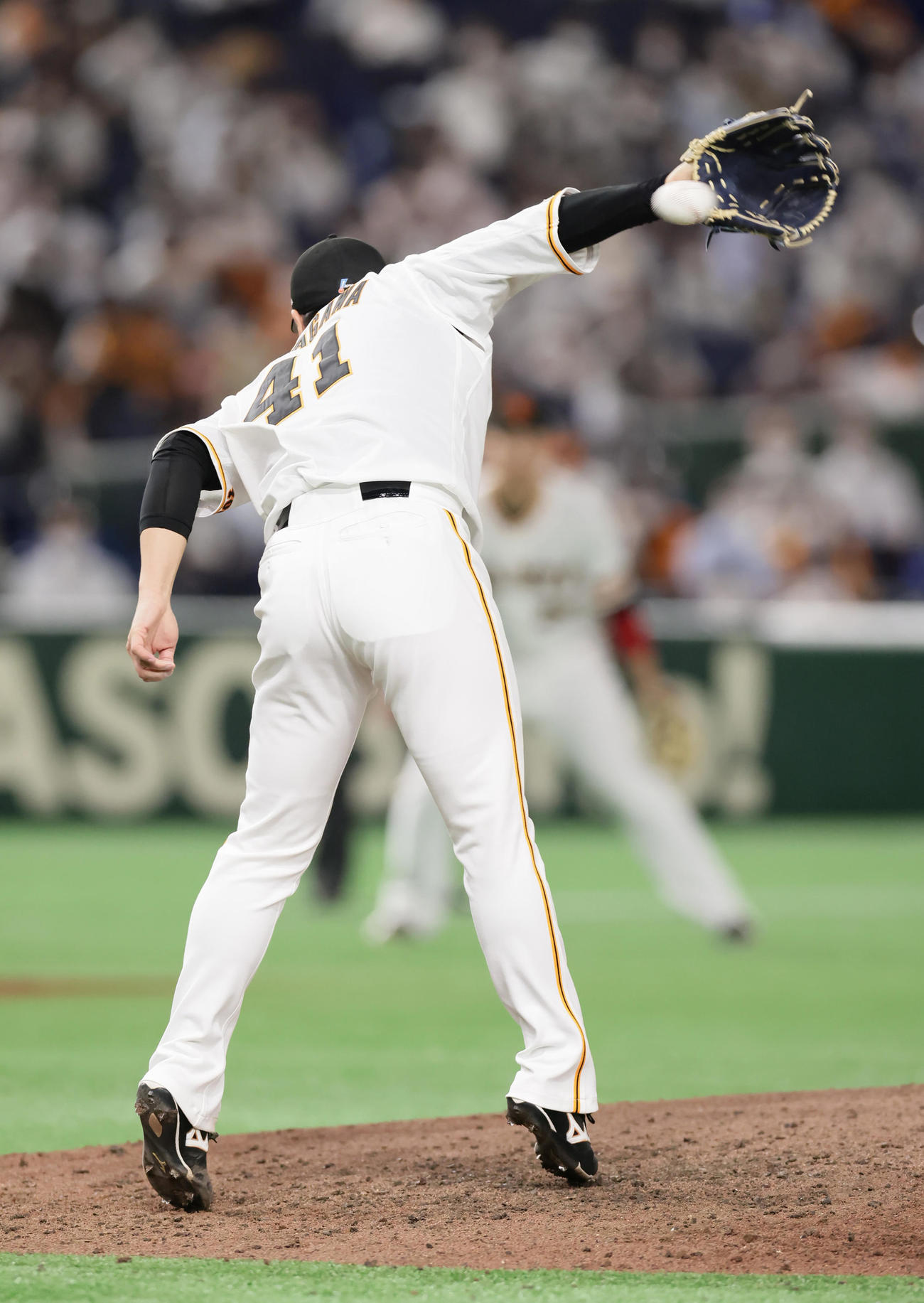 巨人対西武　8回表西武2死一塁、愛斗の打球を反転しグラブに当てる中川。記録は捕ゴロ（撮影・足立雅史）