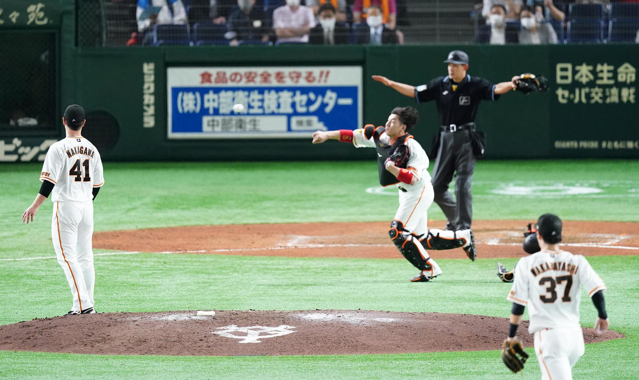 巨人対西武　8回表西武2死一塁、中川（左から2人目）が弾いた打球に処理し、一塁へ送球する捕手炭谷（撮影・菅敏）