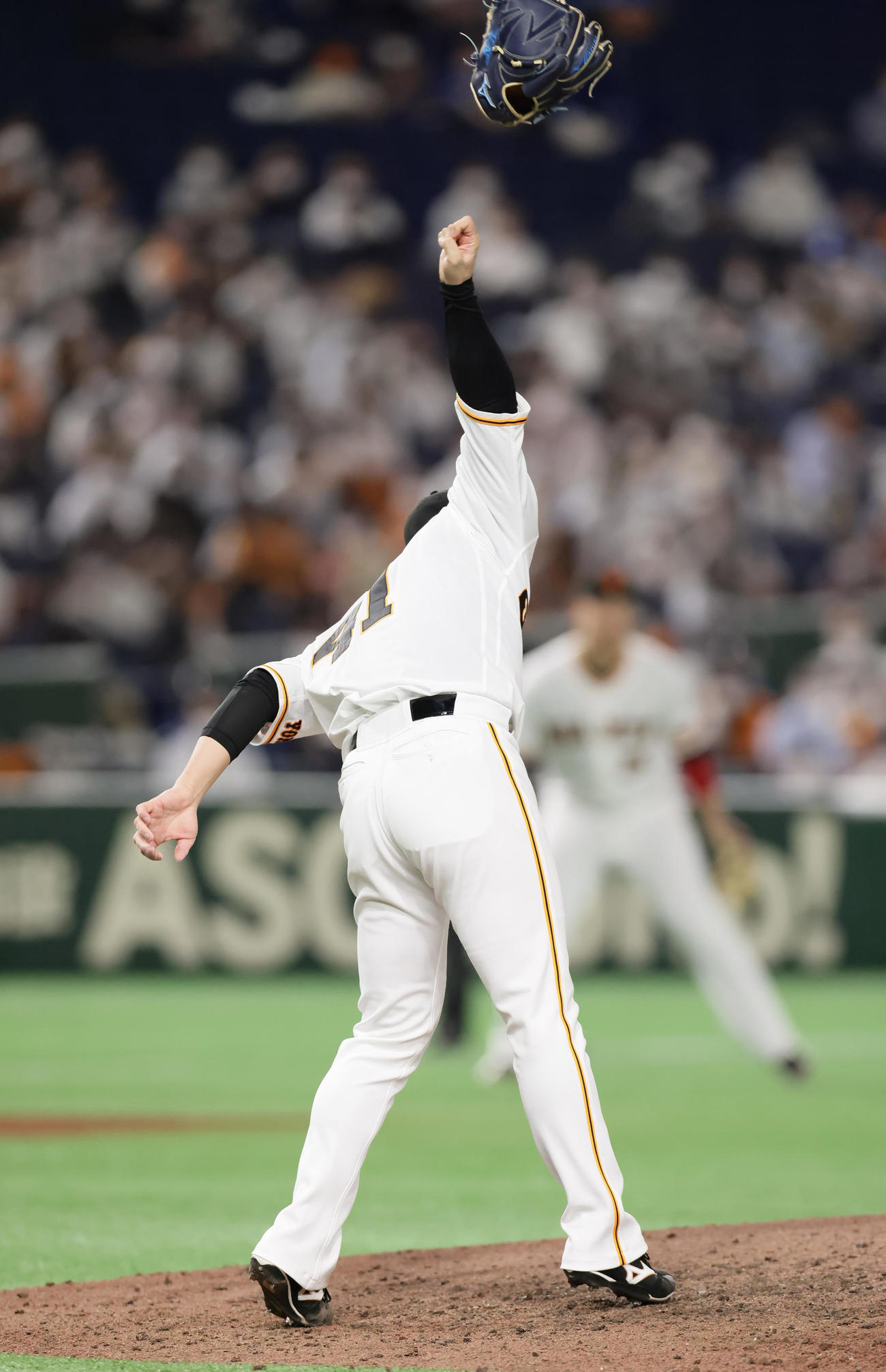 巨人対西武　8回表西武2死一塁、愛斗の打球を反転しグラブに当てる中川。記録は捕ゴロ（撮影・足立雅史）